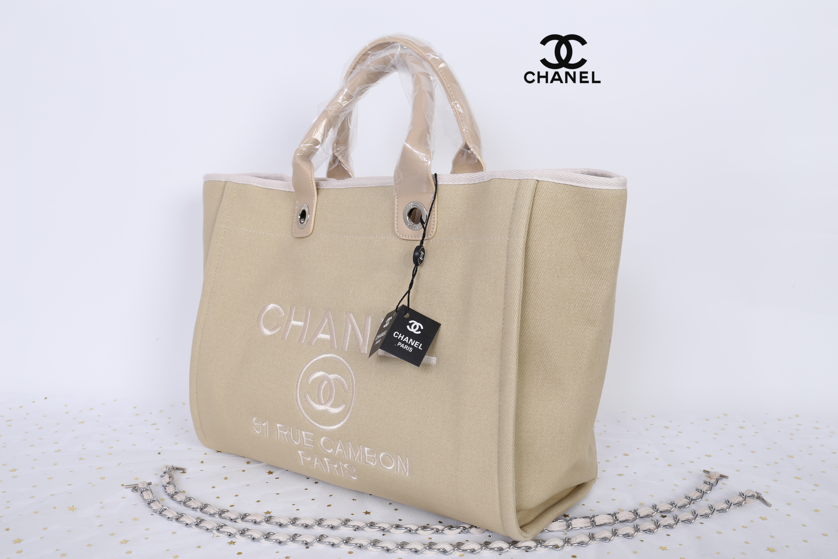 Chanel Tote canvas premium gift จากแบรนด์ Chanel กระเป๋าสะพาย Chanel Tote canvas โลโก้ปัก กระเป๋า ทรง Tote ผ้า canvas เนื้อหนาอย่างดี มีซับใน ด้านหน้าปักโลโก้แบรนด์หรู **จุดเด่นที่ หูจับมี 2 แบบคือ แบบสายหนัง และ โซ่ สามารถ สะพายไหล่ได้คะ ใบใหญุจุของคุ้ม