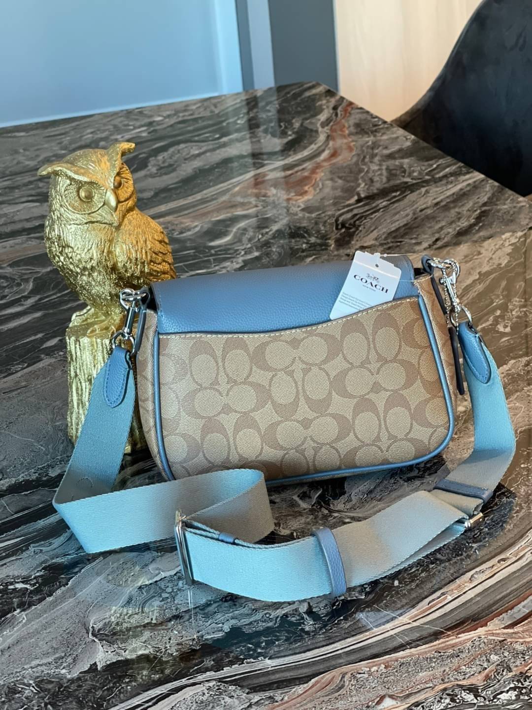 COACH Lucy Crossbody กระเป๋าใบนี้ขนาดกะทัดรัดกำลังดี เพียงพอสำหรับใส่ของจำเป็นที่ต้องการพกติดตัว ที่สำคัญใช้งานง่ายสามารถหยิบของได้สะดวกรวดเร็ว วัสดุผ้าใบเคลือบซิกเนเจอร์และหนังกรวดละเอียด ด้านในมีซิปและกระเป๋าอเนกประสงค์ ปิดสแน็ปอิน กระเป๋าแบบเปิดด้านนอก