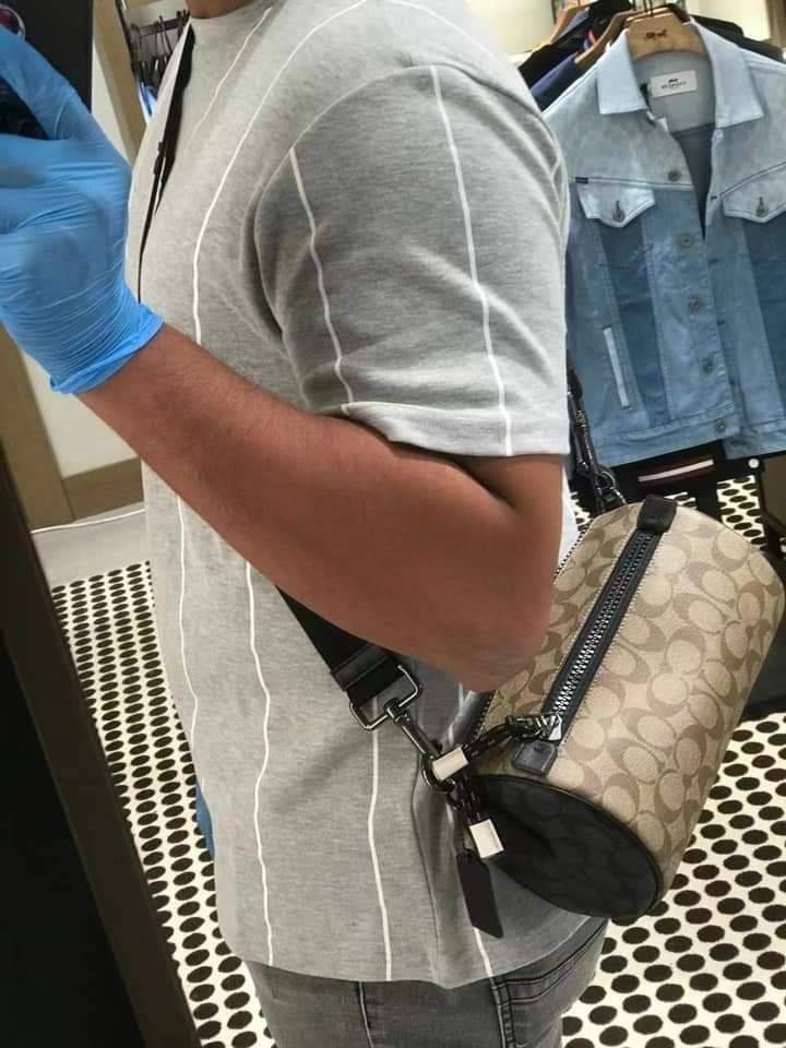 COACH BARREL SIGNATURE CANVAS CROSSBODY (C2957) กระเป๋าสะพาย ทรงเก๋ ขนาดกำลังดี ที่บอกได้คำเดียวว่า เท่ไม่หยอก!! คือดีย์มาก!!// วัสดุแคนวาส ผสมหนังแท้ ลาย SIGNATURE รูปทรงกระบอก// เปิด-ปิด ด้วยซิบ ด้านในโล่งกว้าง เก็บของได้เยอะ// มาพร้อมสายสะพาย สายสปอร์ต