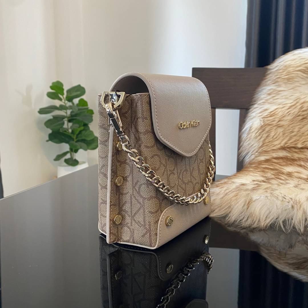 CALVIN KLEIN JEANS crossbody bag กระเป๋าถือหรือสะพาย ลายซิกเนเจอร์แบรนด์ทั้งใบ เปิด-ปิดกระเป๋าด้วยกระดุมแม่เหล็ก ด้านในแบ่งเป็น 2 ช่องหลัก และมีช่องเล็กใส่ของจุกจิก ซับในลายแบรนด์อย่างดี มาพร้อมสายสะพายยาวปรับระดับได้ฟรีไซต์ สามารถใช้ได้หลากหลายโอกาสค่ะ