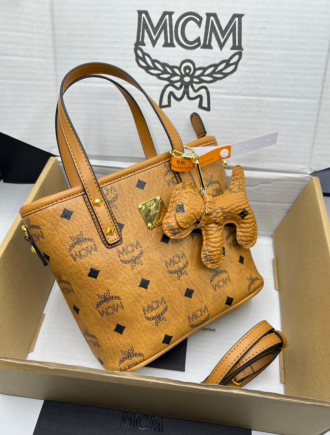 M.C.M Mini Anya Top Zip Shopper in Visetos กระเป๋าทรงโท้ท พร้อมพวงกุญแจน้องหมาห้อย พิมพ์ลายสวยงาม เกรดท็อปออริ 1:1 สลับแท้