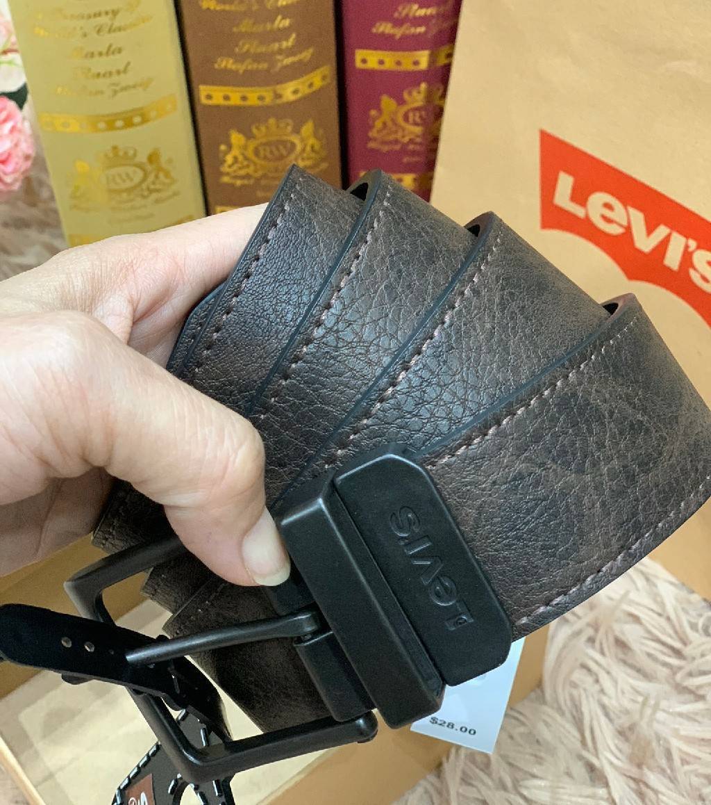 Levi’s Belt and Wallet Gift Set เซทสุดคุ้มทั้งกระเป๋าสตางค์พับสองตอนและเข็มขัดวัสดุหนังคุณภาพดี กระเป๋าสตางค์ปั้มโลโก้ด้านหน้าภายในมีช่องใส่ธนบัตรแยกเป็นสัดส่วนวัสดุคุณภาพดีตามแบบฉบับของแบรนด์เข็มขัดใช้ได้ในทุกโอกาส จัดเซทมาใน Gift Set หรือจะมอบเป็นของขวั