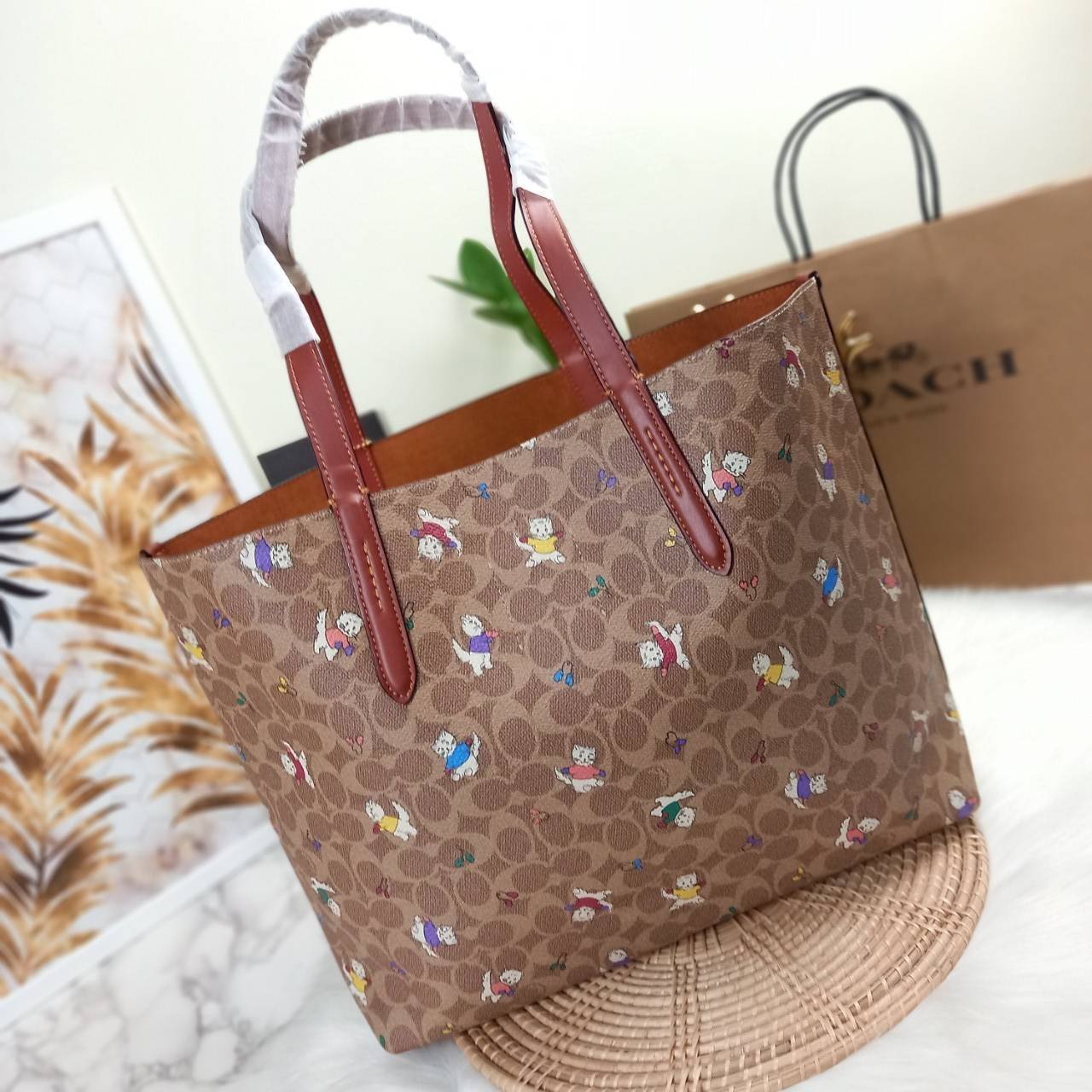 COACH HIGHLINE TOTE IN SIGNATURE CANVAS WITH KITTENS PRINT (C6591)💥กระเป๋าทรง TOTE ที่สมบูรณ์แบบที่สุดอีกรุ่น สวยและเรียบง่าย แต่ไม่ทิ้งความหรูหรา คลาสสิค// กระเป๋าถือ กระเป๋าสะพาย ที่มีความจุเข้าขั้นอลังการ วันไหนๆ ก็เอาอยู่สบายมาก// วัสดุหนังแคน