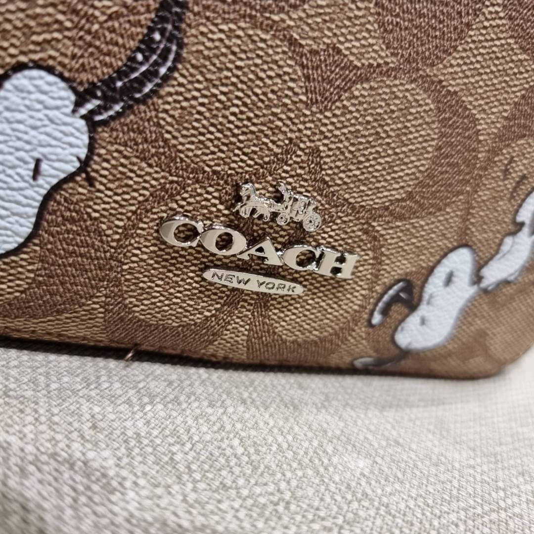 COACH C4590 COACH x PEANUTS MINI SERENA CROSSBODY IN SIGNATURE CANVAS WITH SNOOPY PRINT มาจ้าแม่ มาหนักๆอีกแล้ว กับคอลเลคชั่นที่ขายดี ขายหมด ไม่เคยพอจะขาย!! มินิเซเรนาคอลแลบกับสนูปพีแบบลงตัวที่สุด วัสดุหนังแคนวาสเคลือบลาย เปิด-ปิดด้วยซิป สะดวกใช้ ภายในเป็