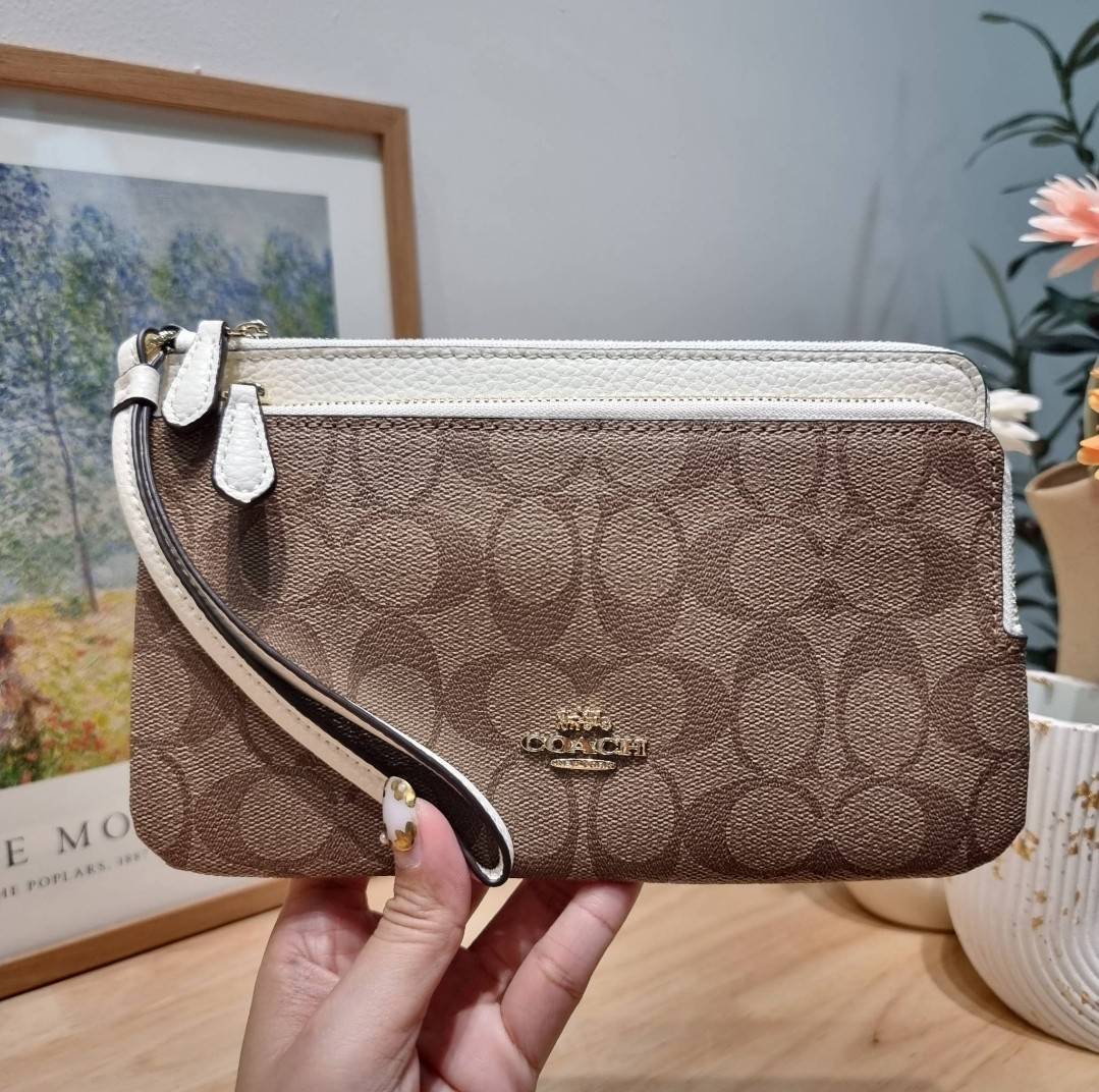 COACH DOUBLE ZIP WALLET IN SIGNATURE CANVAS / C5576 / C5610 / C7313 พร้อมส่ง 8 สี ใหม่ล่าสุด คอล 2023 กระเป๋าคล้องมือใบใหญ่ ดีไซน์ใหม่เล่นระดับ เพิ่มลูกเล่นและดีเทลให้ดูน่าใช้ยิ่งขึ้น