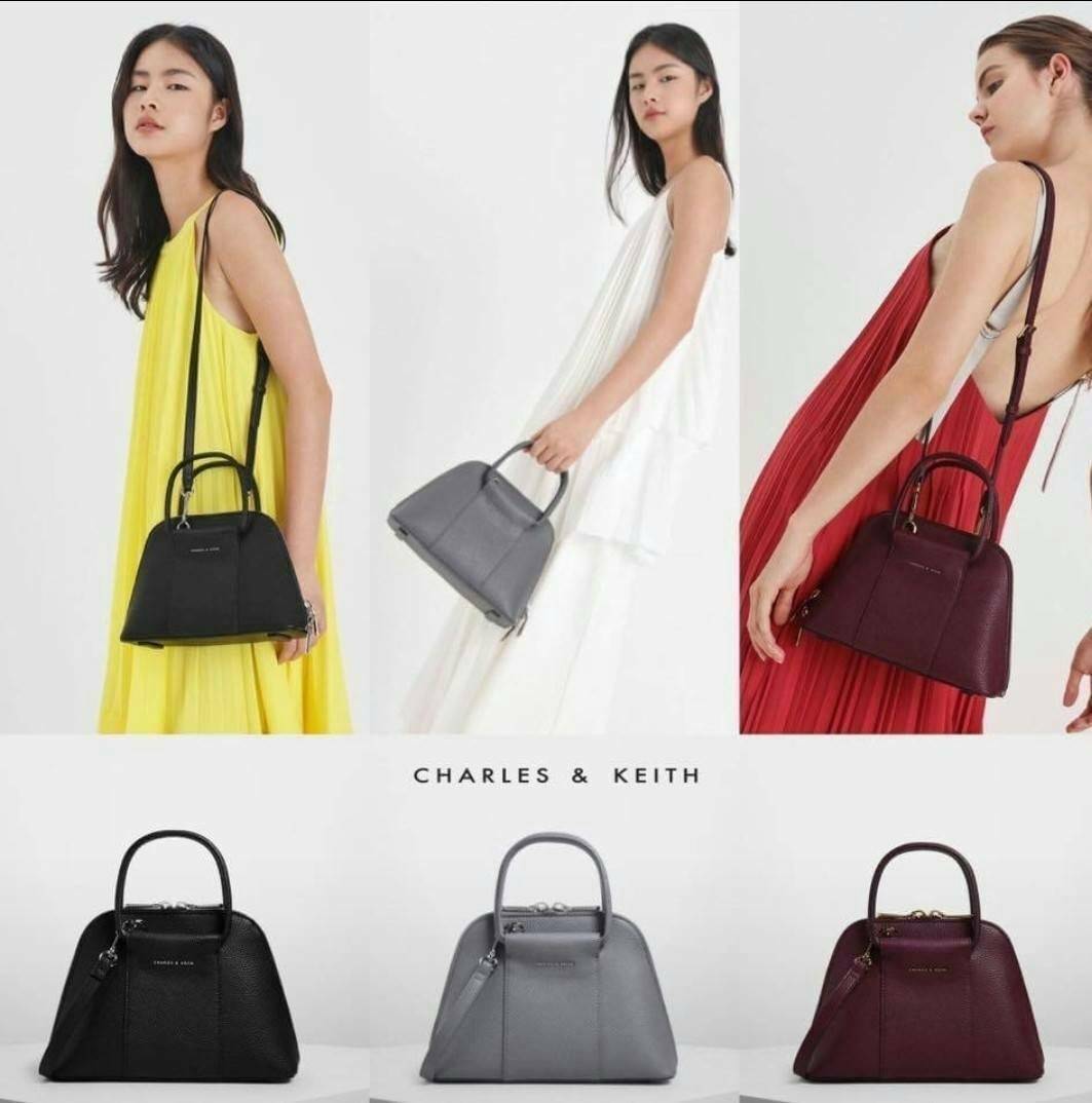 CHARLES & KEITH MINI RING HANDLE DOME BAG 2019 กระเป๋าสะพายขนาดเล็กหนัง pu ลาย pebble ทรงโดม หนังนิ่มอยู่ทรง ด้านหน้าโลโก้โลหะนูน เปิด-ปิดด้วยซิป ซิปคู่ รูดได้สุดใบ เปิดได้กว้างสะดวกหยิบสัมภาระ ภายในมีช่องซิปเล็ก 1 ช่องและช่องย่อย ใส่กระเป๋าเงินยาวได้ มีส