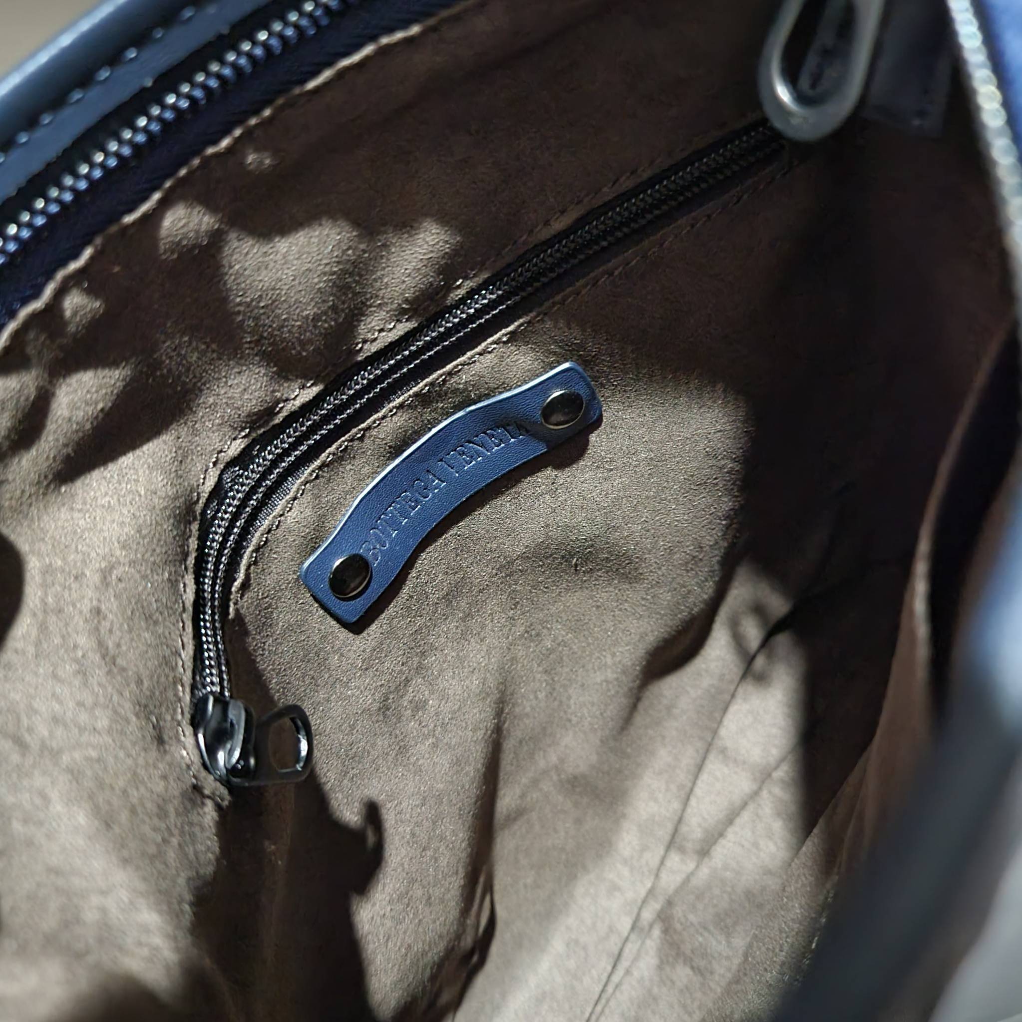 VIP 】อีกหนึ่งไอเท็มเด็ดที่หนุ่มๆรอคอย กระเป๋าสะพายข้างทรงแมสเซนเจอร์ B.ottega venata vip bag ดีไซน์คลาสสิคเอกลักษณ์ ลายสานเรียบหรู ดูแพง ทรงผู้ดี หล่อไปอีก อัพลุคไปอีก วัสดุหนังวัวเต็มใบ เปิด-ปิดด้วยซิป ภายในโล่งกว้างใส่ของได้ครบถ้วนสิ่งสำคัญ สายสะพายปรับ