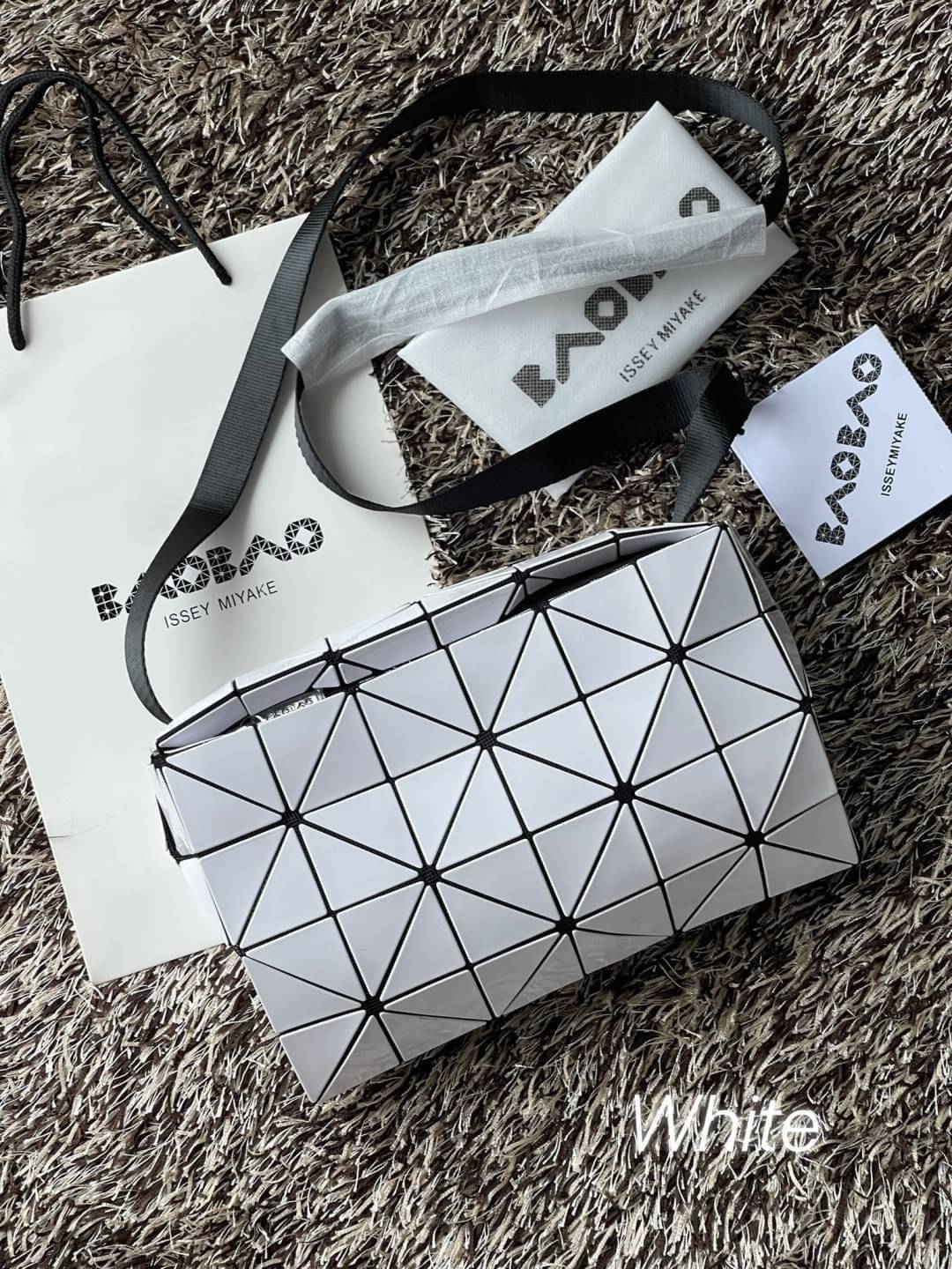 BAOBAO Issey Miyake CARTON GLOSS SHOULDER BAG มาในไซส์ขนาดกะทัดรัด โดดเด่นด้วยดีไซน์อันเป็นเอกลักษณ์ของแบรนด์ ที่สำคัญน้ำหนักเบา