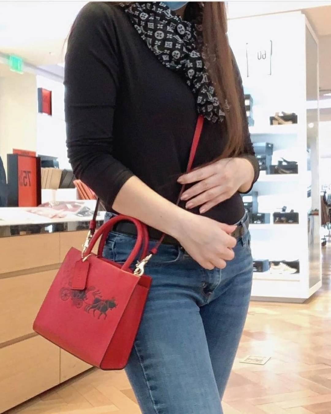 COACH MINI CALLY CROSSBODY IN SIGNATURE ((3599, 2184, 5693, 2134, 2183)) พร้อมส่งที่ไทยทันที! กระเป๋าสะพายครอสบอดี้ร์ กระเป๋าครอสบอดี้โท้ทมินิไซส์ รุ่นใหม่สุดฮอต!! ใบจริงคือน่ารักม้ากกกก!! สวยอยู่ทรง น่ารักน่าใช้ ทรงTote ปากกระเป๋าเปิดปิดแบบแม่เหล็ก ภายใน