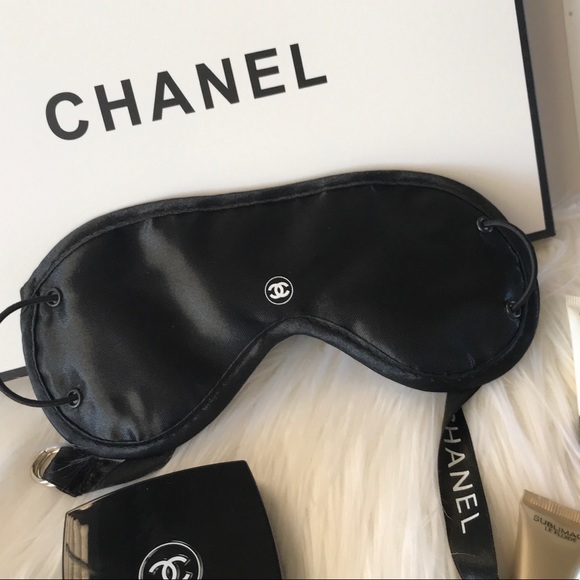CHANEL SLEEPING EYE Beauty Travel Spa Sleep MASK สินค้าเป็นของแท้ ใหม่จากแบรนด์ ที่ปิดตาจากChanel VIP Gift แท้ 100% ทำจากผ้าผิวลื่น ด้านหน้ามีโลโก้ชาแนล ตัวสายเลื่อนปรับได้ตามต้องการ บรรจุในถุงพลาสติกปั้ม Chanel ค่ะ