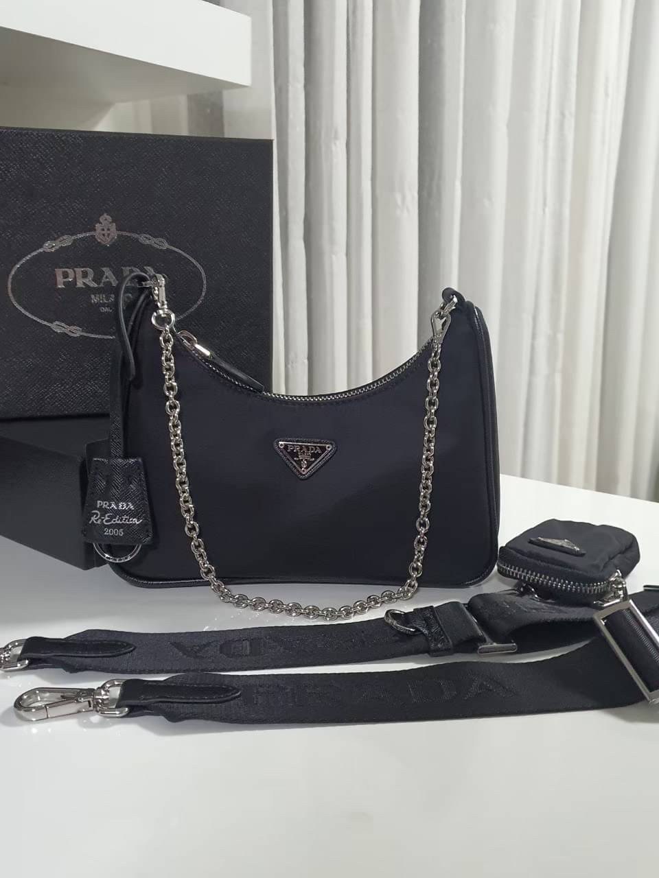 BEST SELLER!! **กำลังมาแรงมากค่ะ กับแบรนด์ PRADA ใบเดียวคุ้มมากค่ะ อุปกรณ์ ครบชุด **ซื้อ1ได้ถึง3ไอเท็ม ทั้งสายยาว และกระเป๋าใส่เหรียญ และป้ายแท็คหนัง อย่างดี **อะไหล่ปั้มแบรนด์แท้ทุกจุด วัสดุทำจากผ้า Nylon อย่างดี กันน้ำได้ อยู่ทรงสวย สามารถใส่กระเป๋าตังค