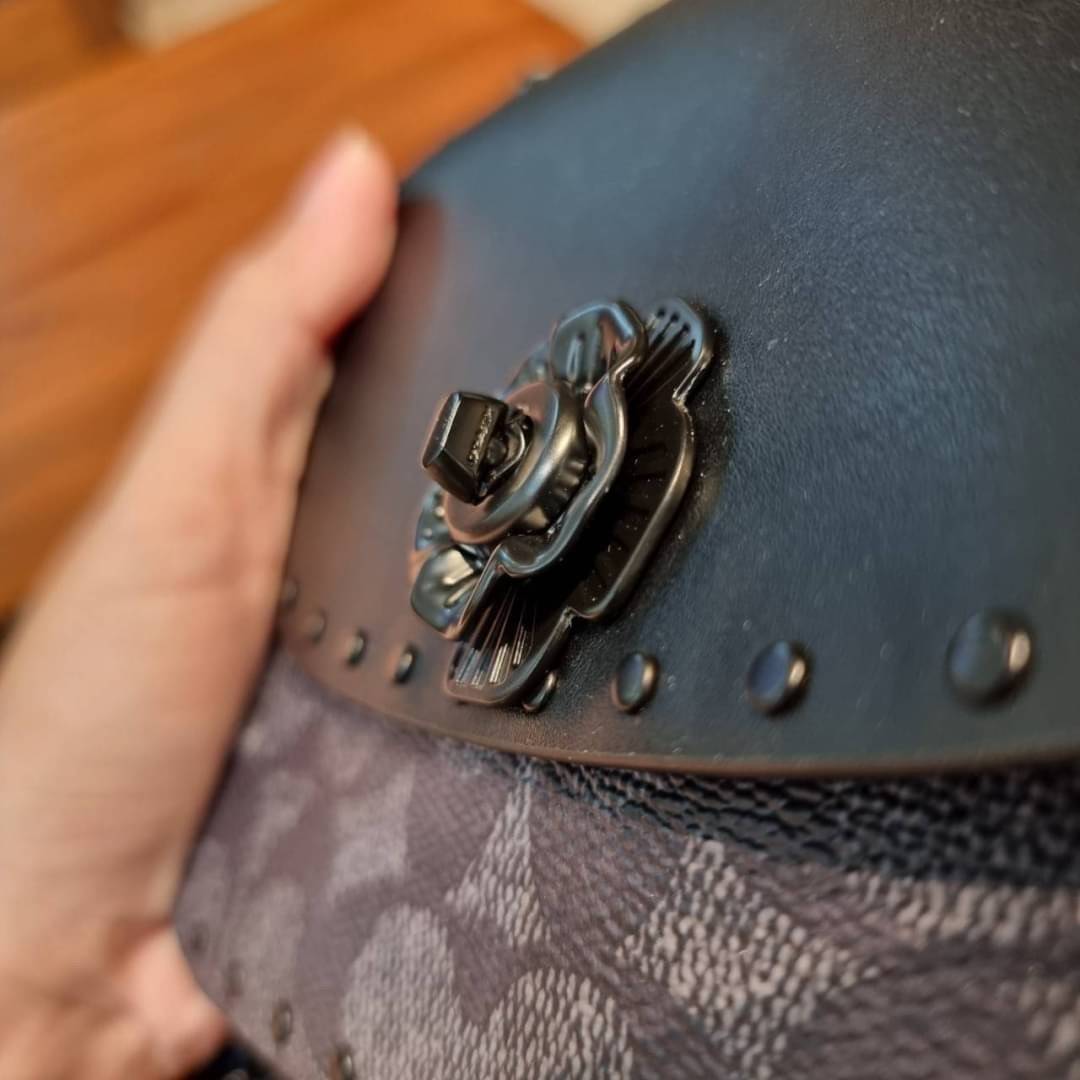 COACH C2462 MADISON SHOULDER BAG 16 IN SIGNATURE CANVAS WITH RIVETS กระเป๋าสะพายข้าง ไซส์กะทัดรัด พกพาง่าย น้ำหนักเบา ดีไซน์สวย โดดเด่นด้วยตัวล็อครูปดอกไม้ สีสันตกแต่งตัดกันกับลายซีอย่างลงตัว วัสดุหนังแคนวาสเคลือบลาย ภายในแบ่งสัดส่วนให้อย่างดี มาพร้อมสายส