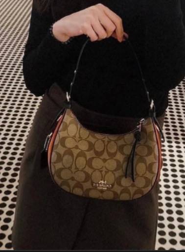 COACH KLEO HOBO BAG ((C7257//C6809//C6807)) พร้อมส่ง คุณภาพเกินเบอร์เลยจ้าา จำนวนจำกัด! กระเป๋าคล้องไหล่หรือสะพายข้างได้ Hobo รุ่นใหม่ล่าสุด ดีไซด์รูปทรงให้ดูเรียลขึ้น หนังแท้นิ่มสวย เปิดปิดกระเป๋าแบบซิปมีหนังห้อยลงมา ภายในกระเป๋าสามารถใส่กระเป๋าเงินใบยาว