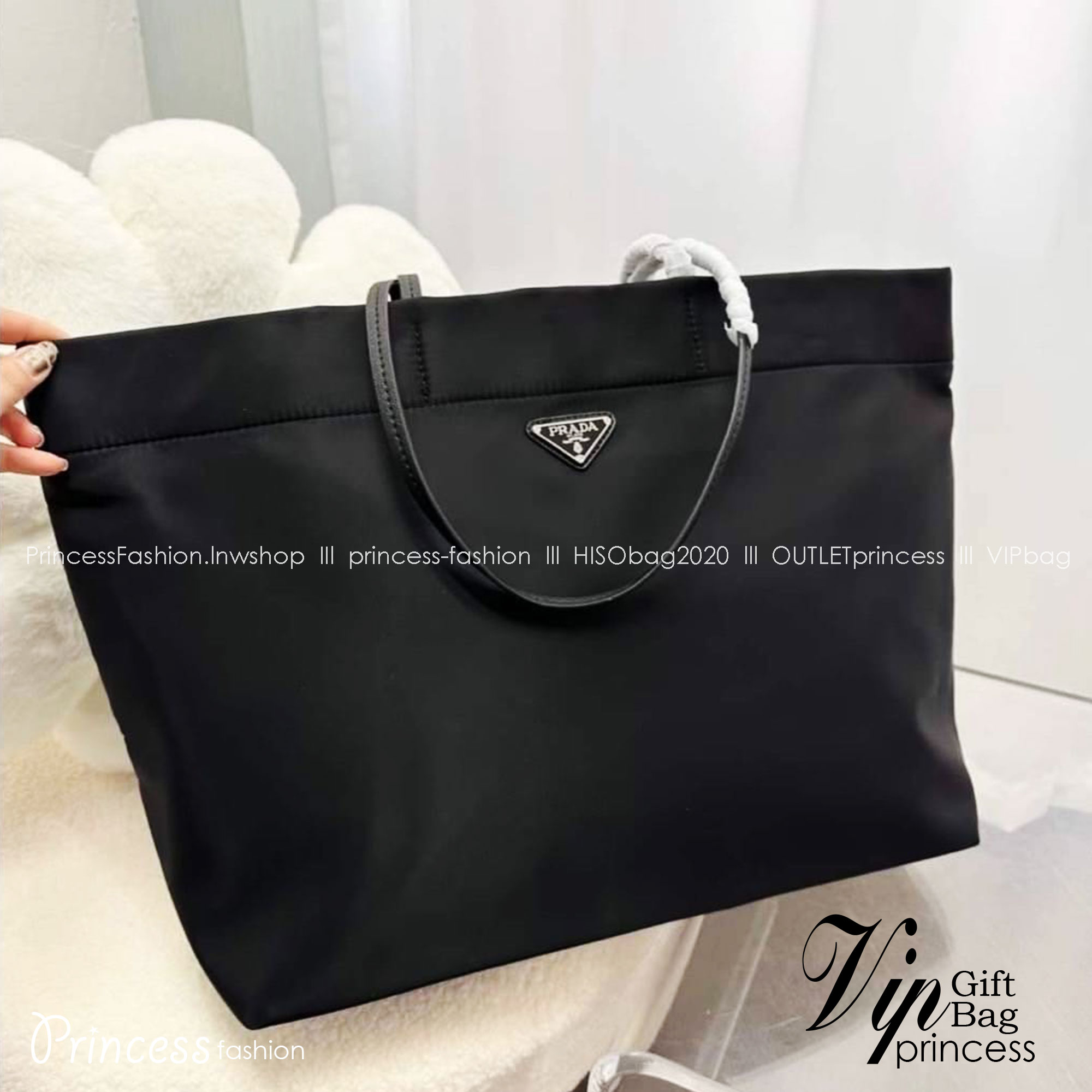 PRADA Tote Nylon Bag / PRADA Shopping Nylon Bag กระเป๋าถือ/สะพายไหล่ ทรงโท้ทใบใหญ่ ภายในโล่งกว้างมาก มาพร้อมหูจับในตัว ใบนี้จุของได้เยอะมากๆ