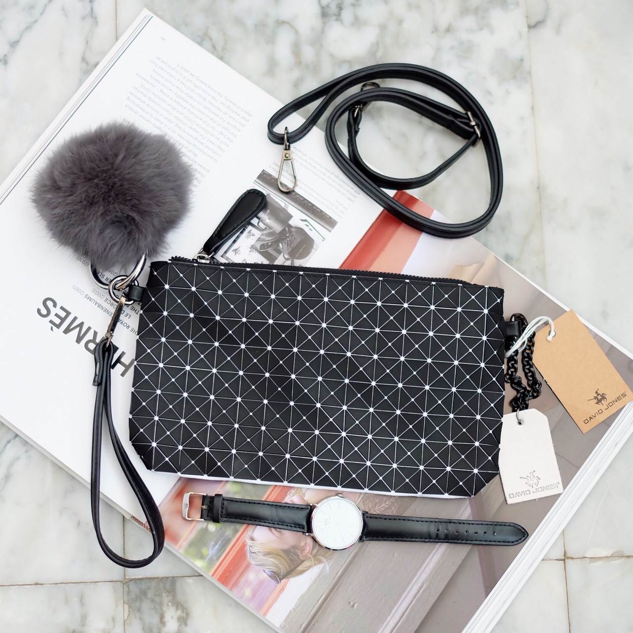 💥รุ่นขายดี สีเข้าเพิ่มค่า !!! เอาใจสาวๆ ที่ต้องการหากระเป๋าสะพายข้างใบเล็กๆเบาๆ สะพาย cross body สวย สะพายจบในใบเดียว แนะนำใบนี้เลยค่า อะไหล่ดำ เรียบหรูมากคะ จากแบรนด์ David Jones ตัวกระเป๋าสะพาย ปรับเก็บสายถือเป็น clutch bag ได้คะ มีสายคล้องข้อมื