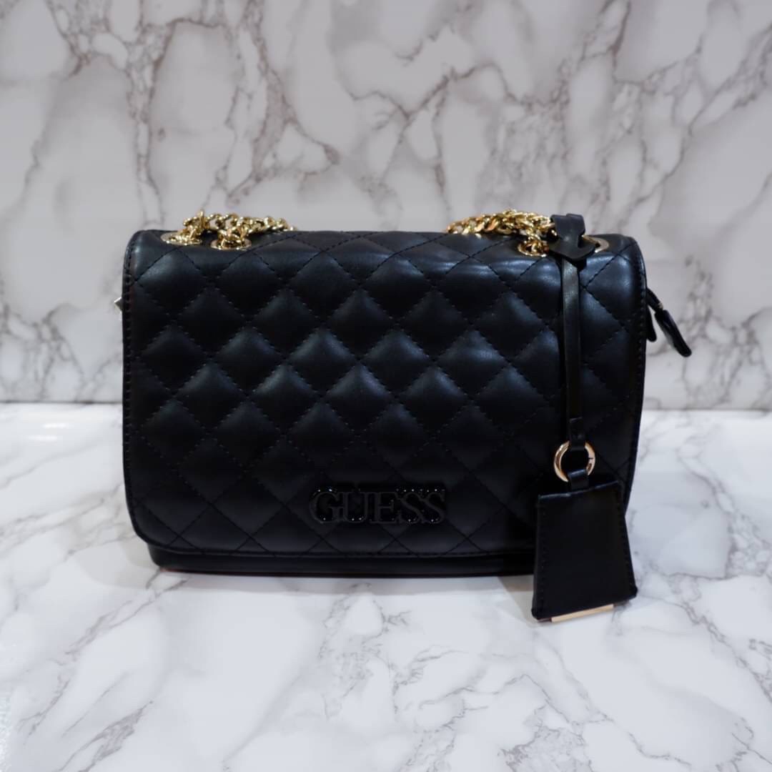 Guess elliana convertible flap over crossbody กระเป๋าสะพายจาก GUESS ดีไซน์กระเป๋าทรงทันสมัย ผลิตจากวัสดุคุณภาพดี ตัดเย็บอย่างพิถีพิถัน