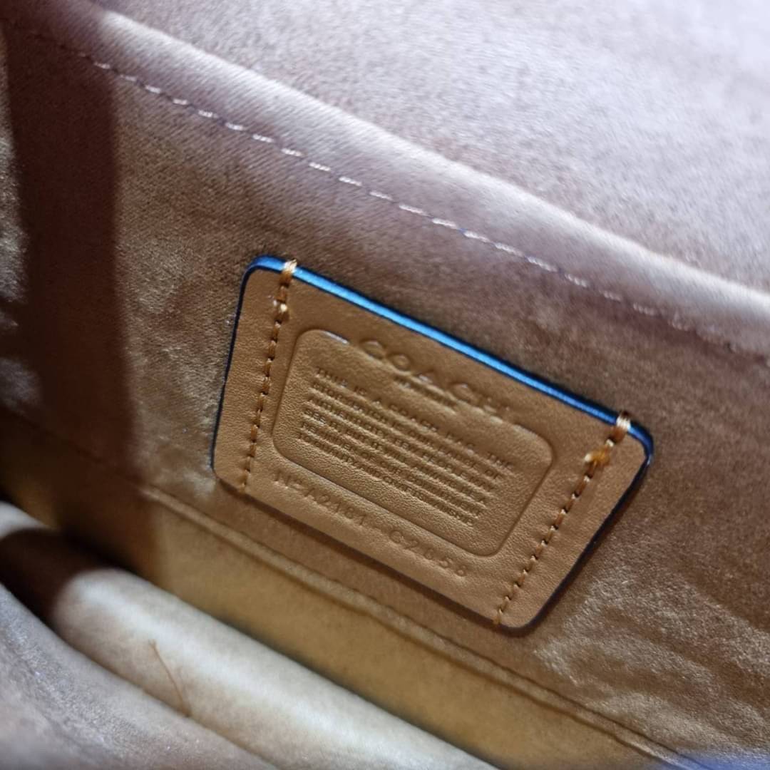 COACH C2858 KLARE CROSSBODY WITH DAISY EMBROIDERY ดอกเดซี่ฮิตไม่หยุดยั้ง!! ขายดิบขายดีทุกคอลเลคชั่น รอบนี้มาให้ได้ใช้งานง่ายกว่าเดิม กับกระเป๋าสะพายข้าง โทนสีละมุนลูกคุณหนู ดีไซน์ปักดอกเดซี่เพิ่มลูกเล่น ให้มีสีสัน สายสะพายโซ่สลับหนัง สะพายยังไงก็ขับผิว เป