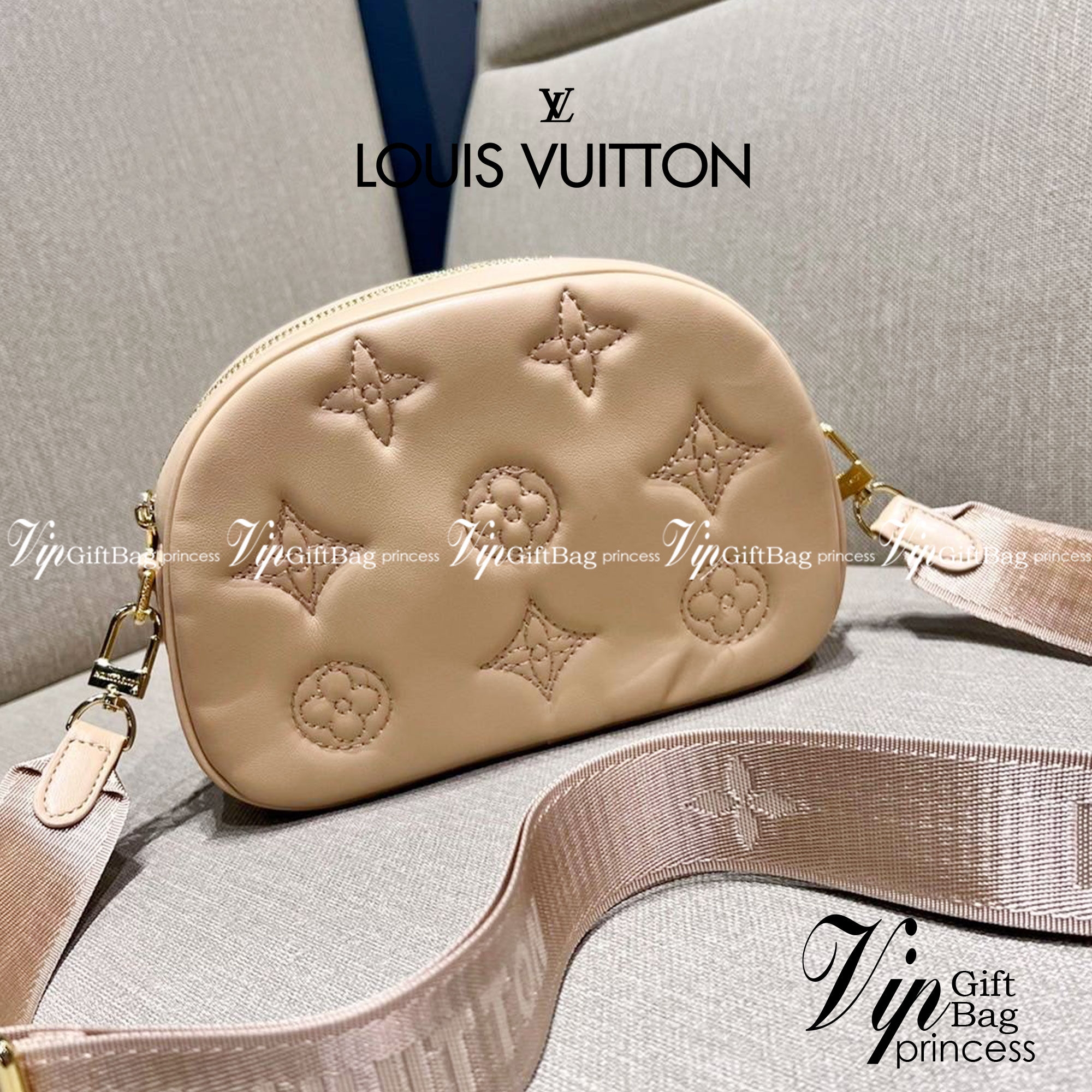 LV EXCLUSIVE VIP COSMETICS BAG ไอเท็มเอ็กซ์คลูซีฟ รุ่นหายาก กระเป๋าใส่เครื่องสำอางค์เอนกประสงค์ ที่นำมาประยุกต์ใช้เป็นกระเป๋าสะพายประจำวันได้ เพราะพิเศษมากแถมสายสะพายมาให้ วัสดุหนังลูกวัวฟอกสี นิ่มมาก เปิด-ปิดด้วยซิป ภายในโล่งกว้าง มีช่องแบ่งสัดส่วนให้ จั