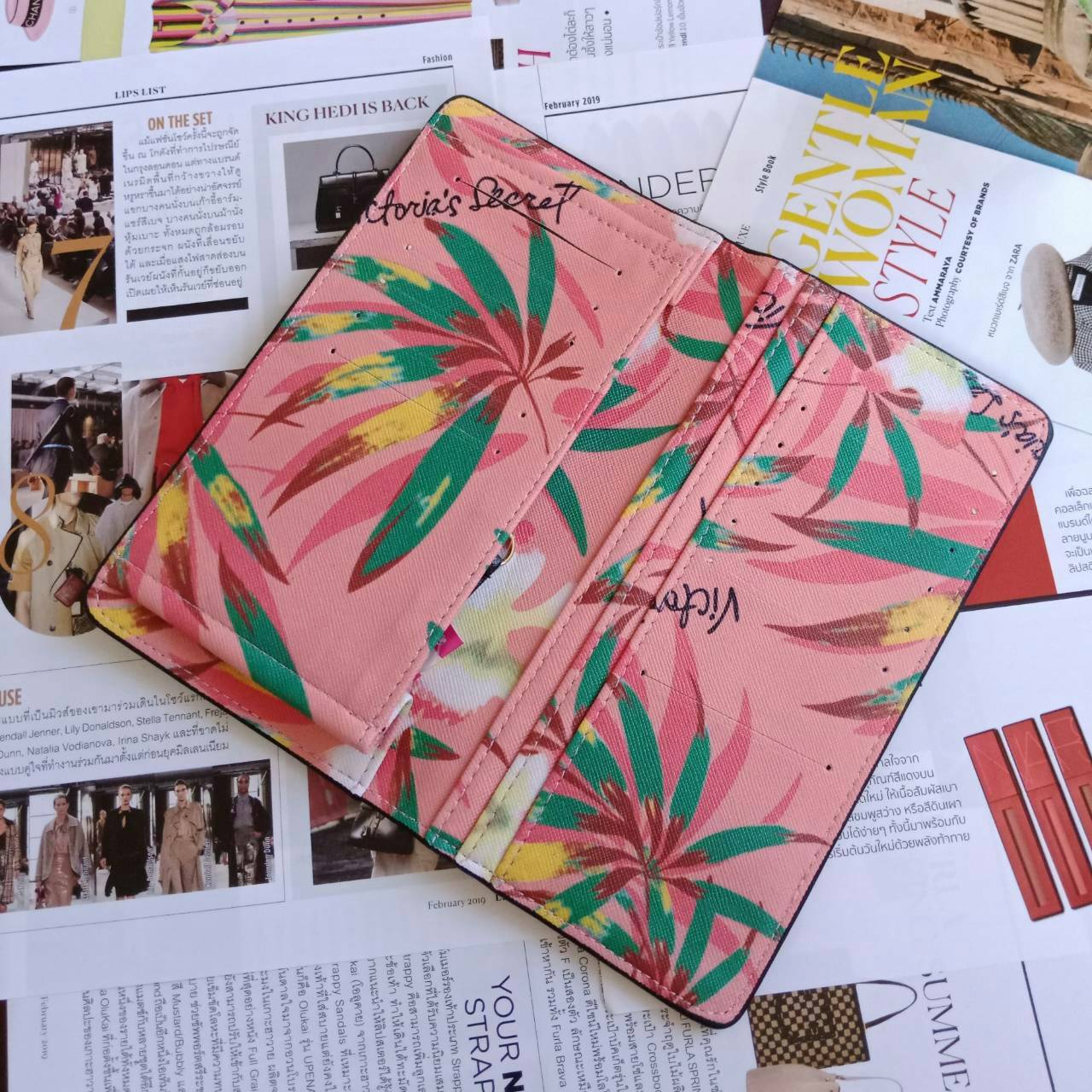 กระเป๋าสตางค์แบบพับจากแบรนด์ดัง VICTORIA'S SECRET แบบพับฝาเปิด ดีไซน์สวย พิมพ์ลายบนหนังpu ด้านหน้าประดับโลโก้ เปิดปิดง่าย ตามแบบฉบับของ Victoria ลุคทันสมัย ใส่บัตร+แบงค์ได้เยอะ แถมมีช่องซิปด้วย น้ำหนักเบา รุ่นนี้ขอแนะนำคะ!