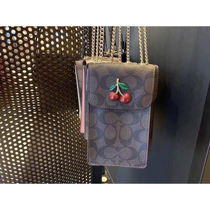 COACH F73486 NORTH/SOUTH PHONE CROSSBODY IN SIGNATURE CANVAS WITH FRUIT 🍒🍓🍋 แจกความสดใสกันอีกครั้ง!! กับกระเป๋าสะพายเอนกประสงค์ Case phone ใส่โทรศัพท์มือถือได้ทุกรุ่น ดีไซน์ลายผลไม้ฉ่ำๆ สวยมีเสน่ห์ 💖 วัสดุหนังแคนวาสคุณภาพ ฝ