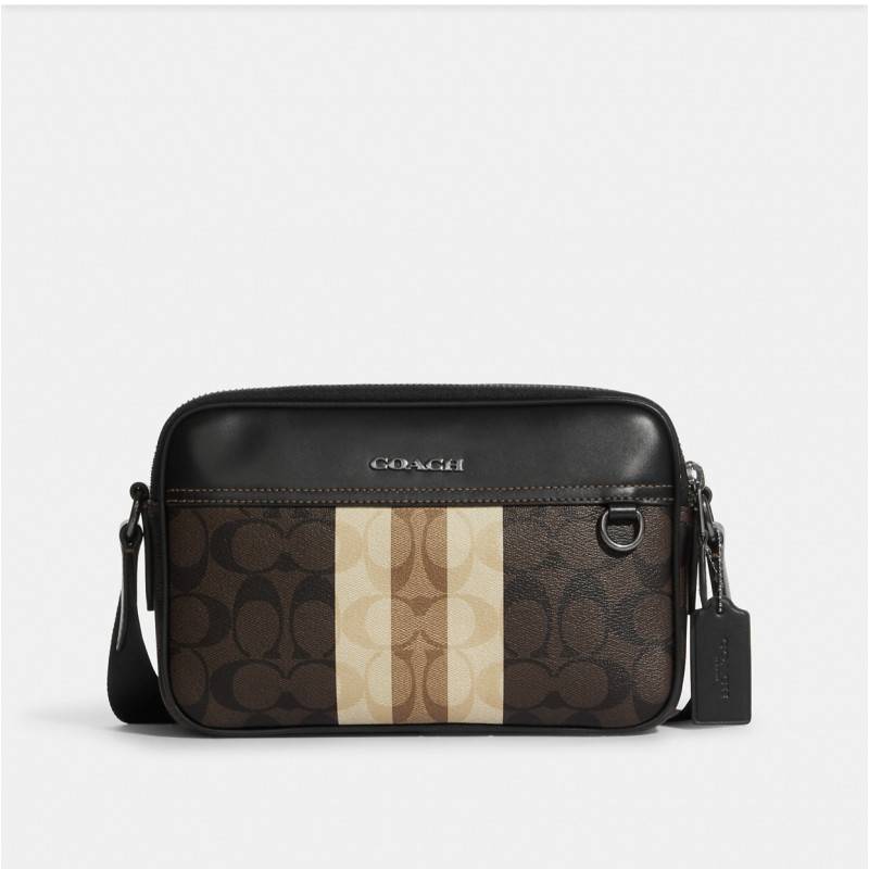 COACH GRAHAM CROSSBODY IN BLOCKED SIGNATURE CANVAS WITH VARSITY STRIPE C9965 อีกหนึ่งกระเป๋าครอสบอดี้รุ่นยอดฮิตสำหรับหนุ่มๆ ที่สาวๆก็ใช้ได้!! ดีไซน์ใหม่เพิ่มดีเทลความแพงไปอีก รูปทรงคลาสสิค ใช้งานสะดวก ง่ายต่อชีวิต วัสดุหนังแคนวาสเคลือบลายสลับหนังแท้ ด้านห