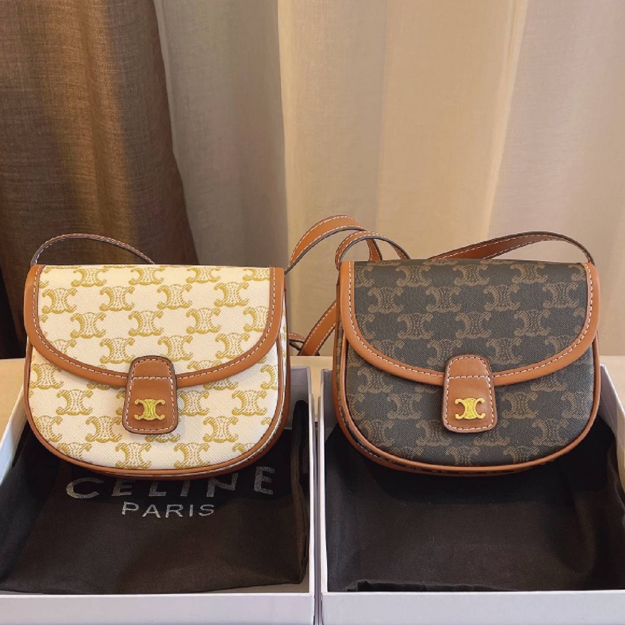 CELINE CROSSBODY BAG VIP GIFT WITH PURCHASE (GWP) พรีเมี่ยมกิ๊ฟ Limited Edition จาก PERFUME DUTYFREE COUNTER กระเป๋าทรงครอสบอดี้ วัสดุหนังทั้งใบ ด้านในเปิดปิดด้วยกระดุม มีช่องใส่ของโล่งกว้าง iphone(เล็ก) ลิปสติก และเงินได้ มาพร้อมสายหนังยาว สไตล์นี้จะสะพา