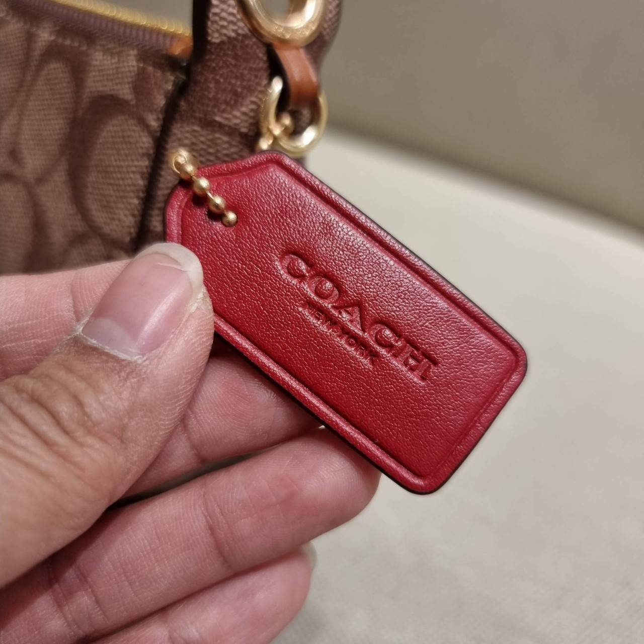 COACH C7264 C6823 C6817 JES BAGUETTE IN SIGNATURE CANVAS คอลเลคชั่นใหม่ล่าสุด พร้อมเสิร์ฟความสวยถึงบ้านเช่นเคย!! กระเป๋าสะพายทรงบาแกตต์ ดีไซน์ย้อนยุค ที่แอบแฝงความเรียบหรูดูแพงอยู่ในตัว โดดเด่นด้วยสายสะพายเส้นใหญ่ โทนสีคอนทราส ทำให้ไอเท็มนี้ดูมีลูกเล่นมาก