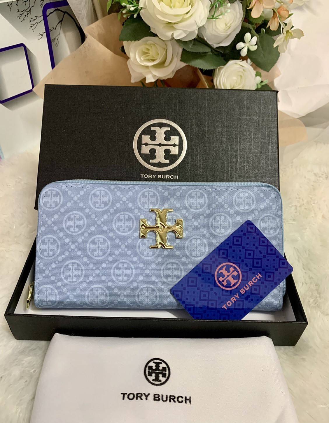 กระเป๋าสตางค์ใบยาว TORY BURCH : Monogram Pattern วัสดุหนังแกะสังเคราะห์ลงเคลือบเพิ่มความเงาอีกชั้น อะไหล่สีทอง **แบบซิปรอบ เปิด - ปิด กระเป๋าด้วยซิปรอบ ด้านในแบ่งออกเป็น 3 Patation ตรงกลางเป็นซิปยาว มีช่องใส่บัตรได้ 8 ใบ หนังเงาสวย จับถนัดมือ พร้อมส่งให้ส