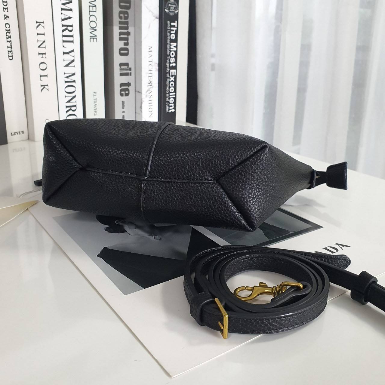 Tory Burch Mcgraw Mini Top Zip Satchel กระเป๋าสะพายทรงสวย ใบขนาดเล็กกำลังดี หนังสวยมาก ปักโลโก้แบรนด์ด้านหน้า เปิดปิดด้วยซิปยาวอะไหล่ทอง บุผ้าไนลอนปั้มลายแบรนด์ด้านใน พร้อมช่องใส่ของ1ช่อง สามารถใส่กระเป๋าสตางค์ใบยาว มือถือ iphone เงิน ของจุกจิกได้ มาพร้อม