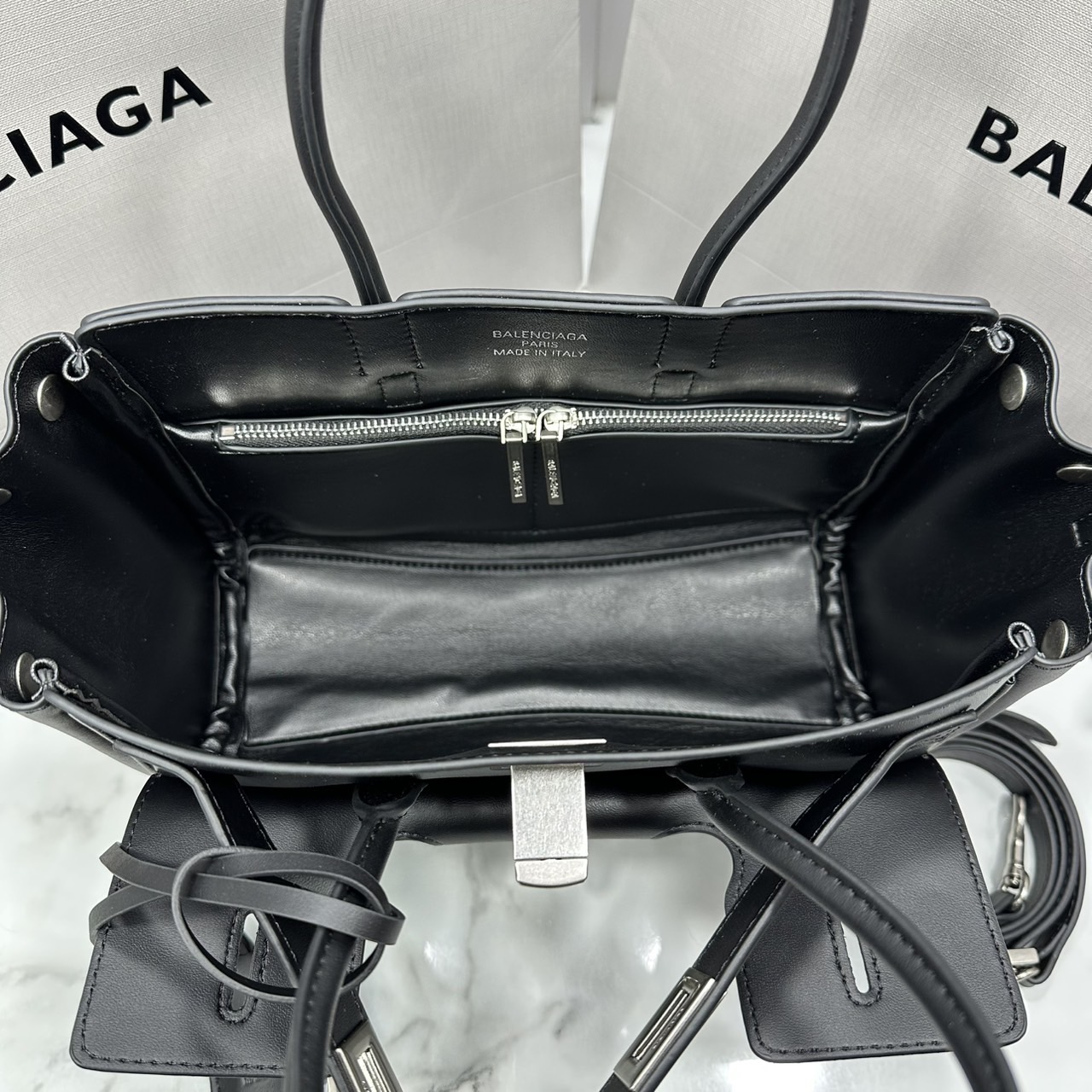 ORI หนังแท้ | Balenciaga Bel Air Carry All Bag Mini in Black smooth leather, aged-gold hardware ที่สุดของไฮแฟชั่น ดีไซน์เหนือกาลเวลาสุดไอคอนิค ต้องยกให้แบรนด์นี้เลยค่ะ กระเป๋าสะพายดีไซน์สวย!! หรู!! เลิศ!! ไม่ซ้ำใคร