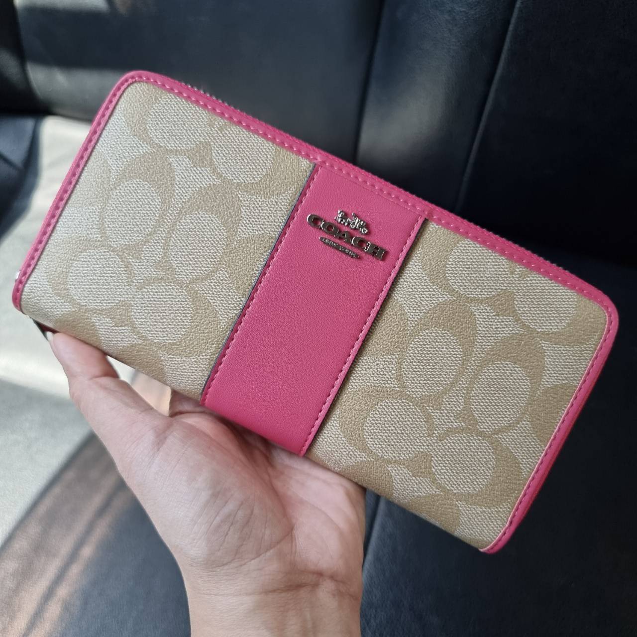 COACH F54630 ACCORDION ZIP WALLET IN SIGNATURE COATED CANVAS WITH LEATHER STRIPE กระเป๋าสตางค์ใบยาวรุ่นคลาสสิค คัดสีขายดีมาให้กันเลยจ้า ♥️ วัสดุหนังแคนวาสเคลือบลาย เปิด-ปิดด้วยซิปรอบ รูดใช้งานง่าย ใส่บัตรได้ มีช่องซิปใส่เหรียญ ใส่มือถือได้ พกใบนี้ใ