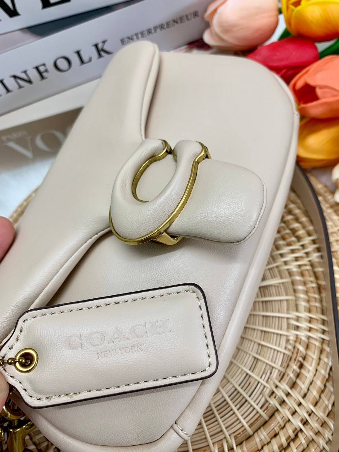 รุ่นใหม่ล่าสุด ได้ไปไม่ผิดหวังแน่นอนจ้าา😁COACH PILLOW TABBY SHOULDER BAG 18 ((C3880)) พร้อมส่งที่ไทย คุณภาพเกินราคา! กระเป๋าหิ้ว//สะพายแบบครอสบอดี้ร์ 🔺หนัง nappa หนานิ่ม นุ่มมากๆ รุ่นใหม่ล่าสุดค่ะ! พร้อมโลโก้รุ่นใหม่ด้วยเช่นกัน เพิ่มความหร