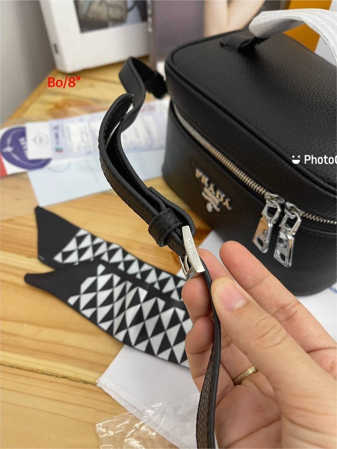 PRADA BOX Leather Shoulder Bag กระเป๋าทรงกล่อง ดีไซน์ยูนีค ไม่ซ้ำ สวยมีสไตล์ มีหูจับในตัว และสายสะพายข้างมาให้ ภายในเป็นช่องโล่ง จัดไปเท่ก่อนใครได้เลย