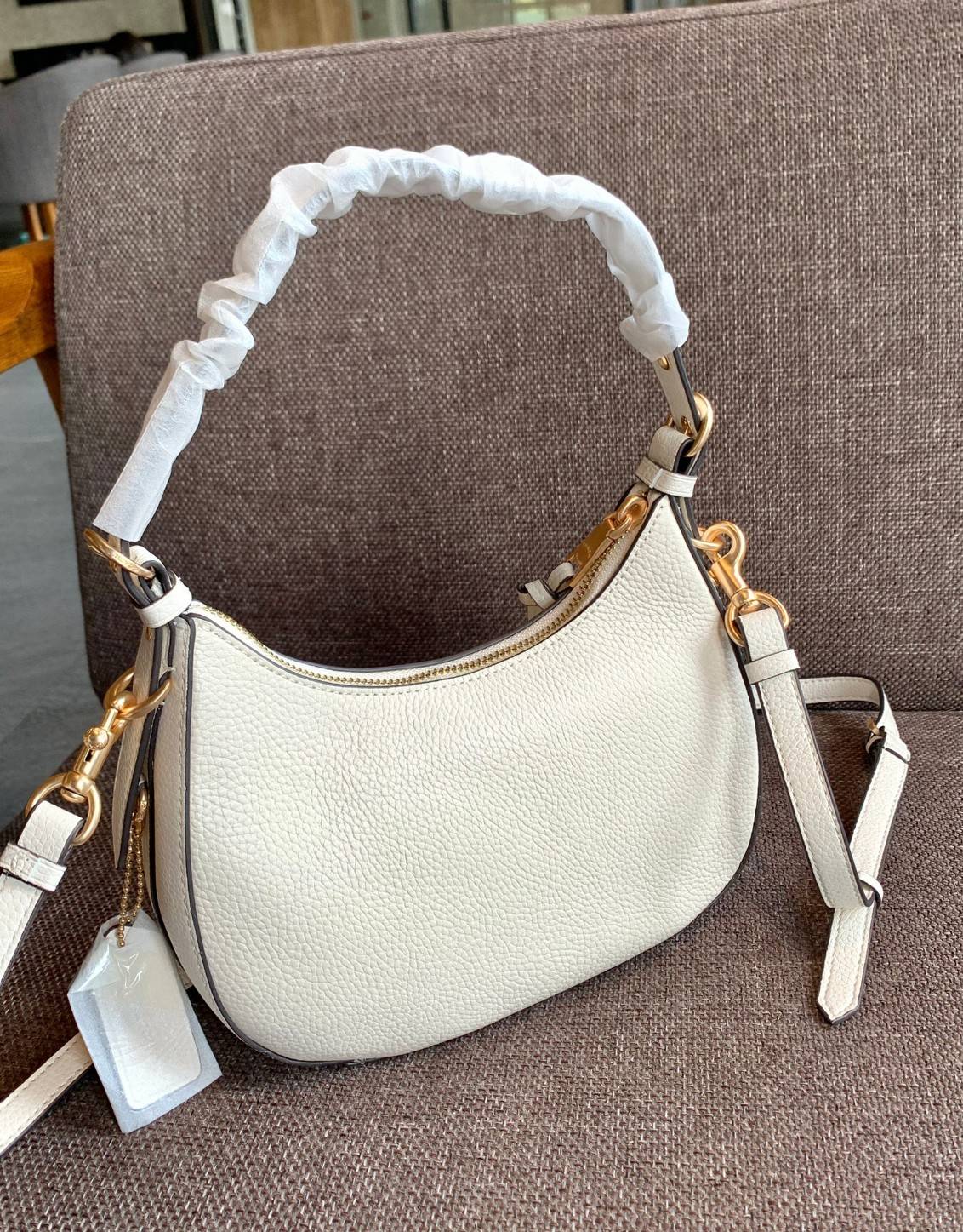 COACH KLEO HOBO BAG ((C7257//C6809//C6807)) พร้อมส่ง คุณภาพเกินเบอร์เลยจ้าา จำนวนจำกัด! กระเป๋าคล้องไหล่หรือสะพายข้างได้ Hobo รุ่นใหม่ล่าสุด ดีไซด์รูปทรงให้ดูเรียลขึ้น หนังแท้นิ่มสวย เปิดปิดกระเป๋าแบบซิปมีหนังห้อยลงมา ภายในกระเป๋าสามารถใส่กระเป๋าเงินใบยาว