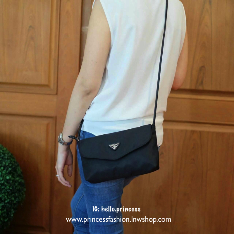 Best Price x Best Seller! จากงานพรีเมี่ยมกิ้ฟ จากเคาเตอร์ต่างประเทศ จากแบรนด์ PRADA ค่า เป็น กระเป๋าผ้าไนล่อน ตามแบบฉบับของแบรนด์เลย ใบนี้มีสายยาวให้คะ เลิศมาก สะพายเป็น shoulder bag ได้เลย ขนาดกำลังดีคะ ตัวกระเป๋าเบามาก ใส่มือถือได้ทุกรุ่น ใช้แล้วสวยมากๆ