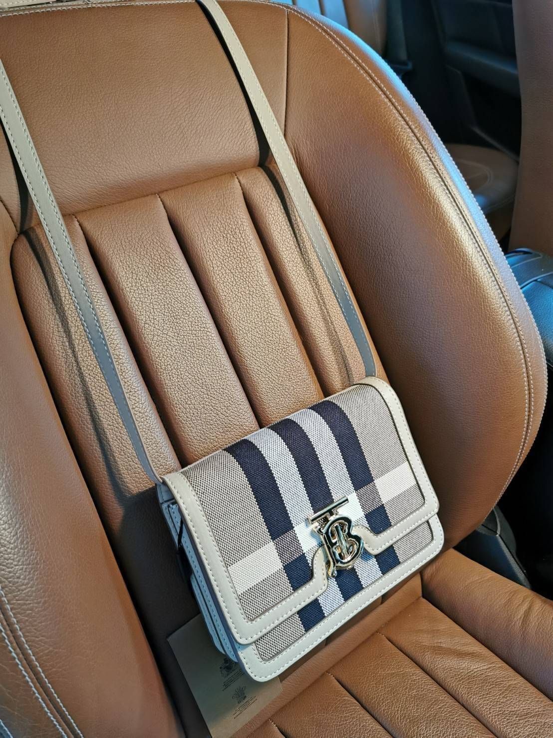BURBERRY FRAGRANCES LEATHER CROSSBODY BAG VIP GIFT WITH PURCHASE (GWP) กระเป๋าสะพายพรีเมี่ยมกิ๊ฟรุ่นใหม่ล่าสุด Limited จาก BURBERRY Perfume DutyFree วัสดุ Canvas & Leather ลาย Vintage คอลเลคชั่นใหม่ทรงเหลี่ยมสวยหรูดูดี เปิดปิดด้วยฝาปิดสัญลักษณ์รูปTB ภายใน