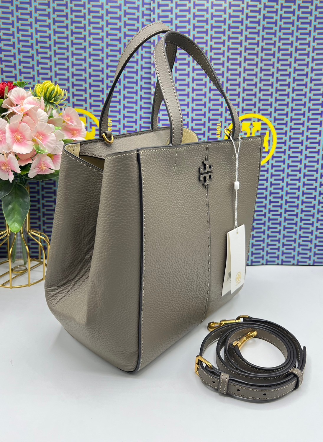 Tory Burch McGraw Leather Tote Bag / Tory Double T Tote Bag / TORY TOTE BAG พร้อมส่ง 4 สี กระเป๋าสะพายทรงโท้ท จุของได้เยอะใบนี้ตอบโจทย์ได้ดีมาก โทนสีเรียบง่าย แฝงไปด้วยความดูดี สุขุมและเป็นผู้ใหญ่