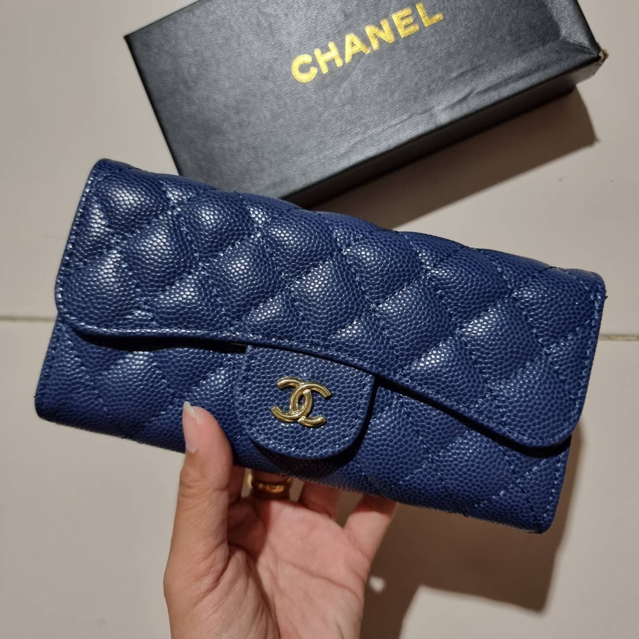 VIP 】กระเป๋าสตางค์ใบยาวรุ่นฝาพับที่ถามหากันมากที่สุด!! สวยรับทรัพย์จาก Chanel วัสดุหนังลายคาร์เวีย ลุคผู้ดีที่สุด เปิด-ปิดด้วยกระดุมแม่เหล็ก ภายในกระเป๋ามีช่องใส่บัตรได้เยอะ ใส่ธนบัตร ใส่เหรียญได้ มีช่องซิปแยกอีกหนึ่งช่อง ดีไซน์เรียบหรูดูคลาสสิค!! สาวๆห้า