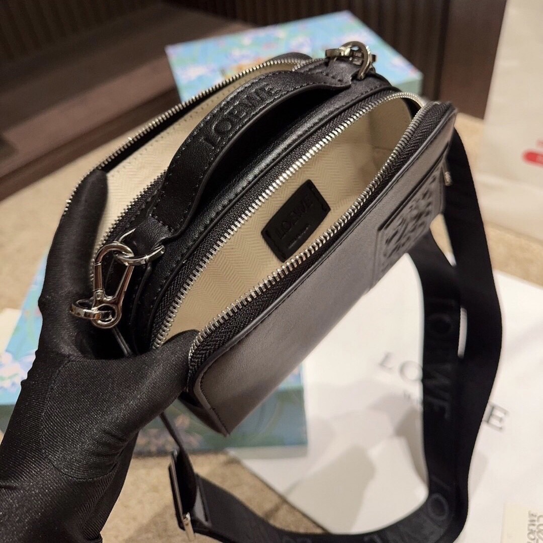 Loewe Mini Camera Crossbody Bag กระเป๋าสะพายทรงกล่อง เรียบหรูเป็นเอกลักษณ์ อย่างแท้จริง ปั้มโลโก้โดดเด่นสีเดียวกับพื้นหนัง ให้ความรู้สึกเรียบง่ายแต่แฝงความคลาสสิกในตัว