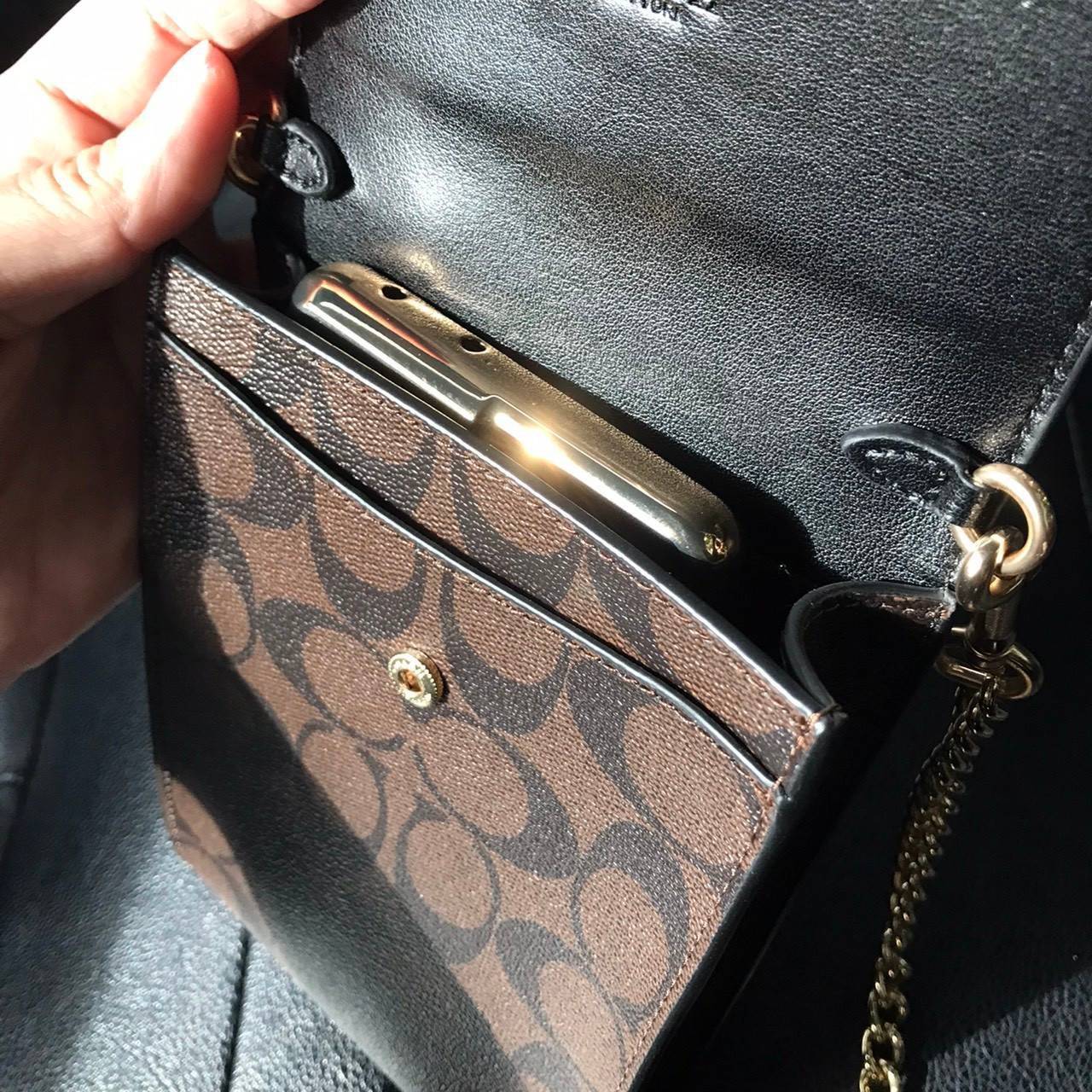 COACH 3051 RACHEL PHONE CROSSBODY IN SIGNATURE CANVAS HOT ITEM!! กระเป๋าสะพาย case phone ต้องมา ให้คุณพกพา gadget ล้ำไปได้ทุกที่ ใส่โทรศัพท์มือถือได้ทุกรุ่น ดีไซน์ใหญ่กว่าเดิม และยังมีช่องเก็บบัตรให้เพิ่มไปอีก ดีไซน์ลายซีคลาสสิค วัสดุหนังแคนวาส เปิด-ปิดด้