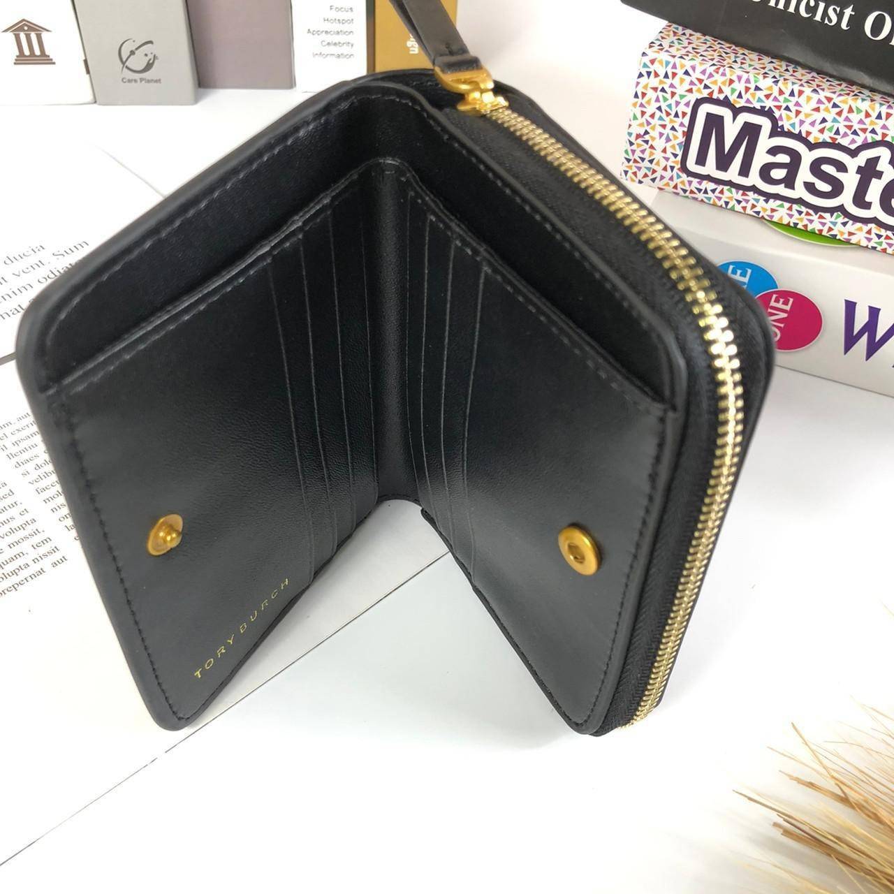 TORY BURCH Wallet กระเป๋าสตางค์ใบสั้น ด้านหน้าเปิด - ปิดกระเป๋าด้วยกระดุม ภายในในมีช่องใส่บัตร และช่องใส่ธนบัตร