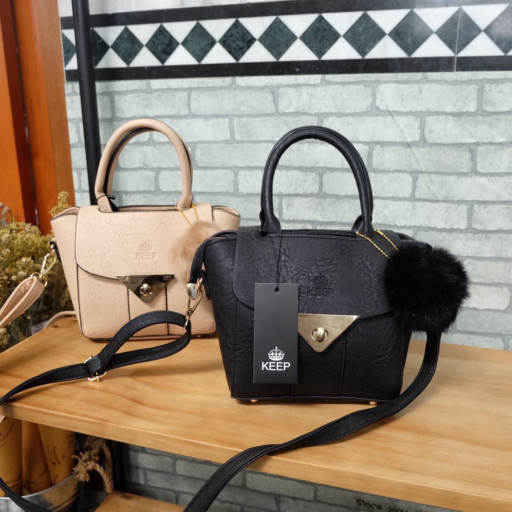 New arrival ! จากแบรนด์ KEEP #จุดเด่นที่ >ลายหนังสวยชัด >เนื้อ matte ถือสะพายเข้าง่ายกับทุกชุด >ขนากกระเป๋ามินิ กะทัดรัด คะ ใส่ กปต ยาว มือถือได้ > มีช่องย่อยแบ่งเก็บของด้านใน เป็นสัดส่วน >ก้นมีหมุดรองหนัง >มีสายยาวสะพายได้ ปรับ free siz