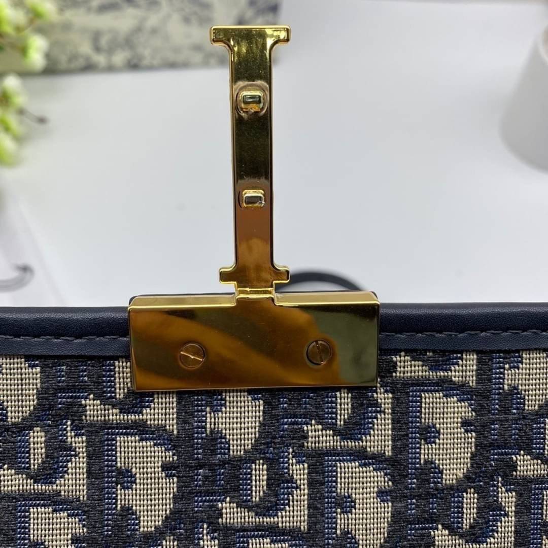 หนังแท้ CHRISTIAN DIOR 30 MONTAIGNE BAG Oblique Jacquard เอกลักษณ์ของความหรู น้ำหนักเบา ไอเท็มหายาก!! Best seller!! ยกให้น้องเลย!! ดีไซน์เรียบหรูในความเป็นเอกลักษณ์ ใช้งานง่าย สะดวก ได้ทุกโอกาส แนะนำเป็น everyday bag ติดตัวไว้เลยจ้าสาวๆ พร้อมส่งที่ไทย ภาพ