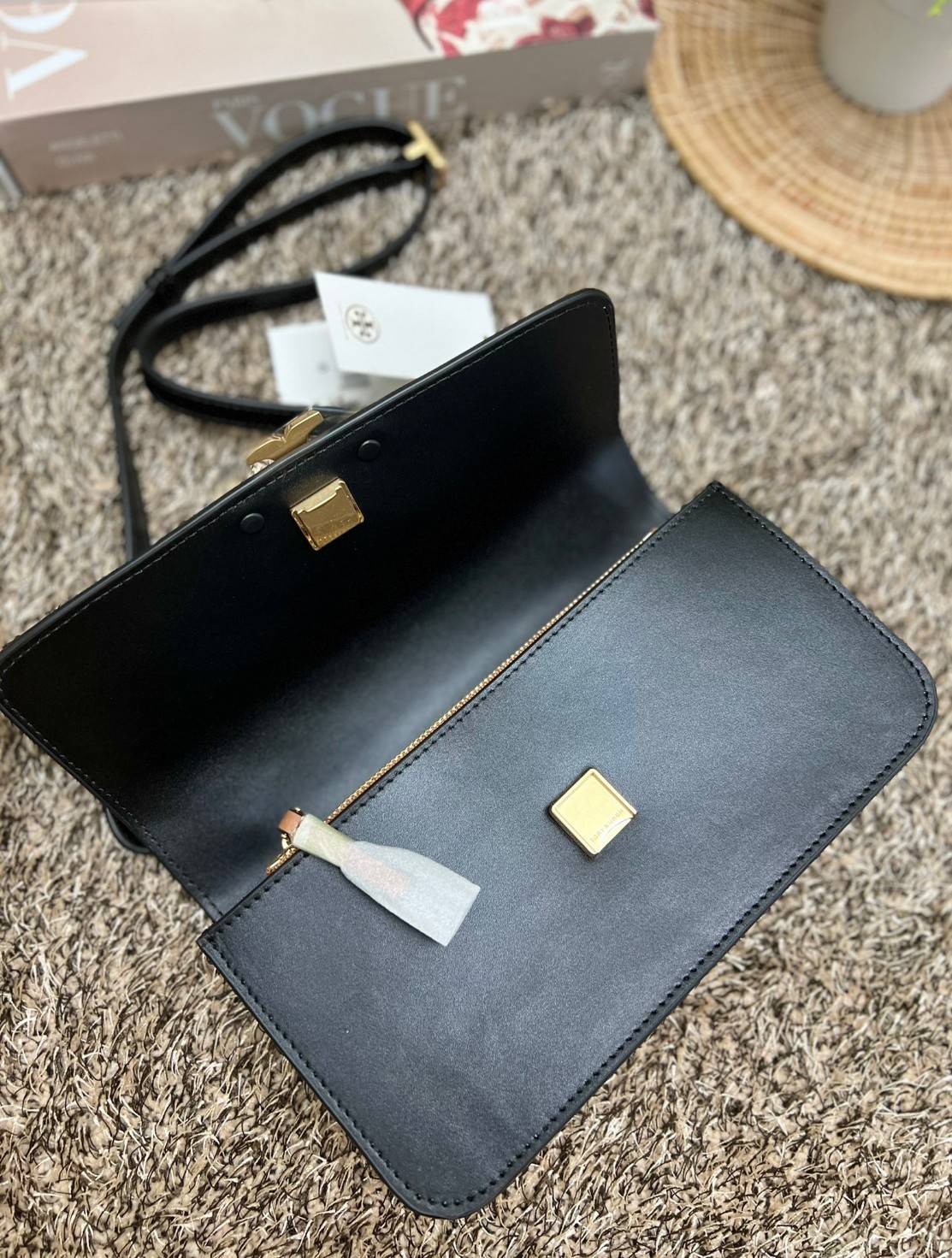 TORY BURCH ELEANOR CONVERTIBLE SHOULDER BAG ((89644)) รุ่นใหม่ สวยตามคนดังเซเลบกันเลยค่า! พร้อมส่ง ห้ามพลาดก่อนหมด ต้องมีติดตัวสักใบค่า กระเป๋าหิ้ว//คล้องไหล่ หรือสะพายข้างได้ หนังแท้เรียบ ผิวลื่น หรูมากๆสำหรับรุ่นนี้ เปิด-ปิดกระเป๋าแบบแม่เหล็กโลโก้แบรนด์