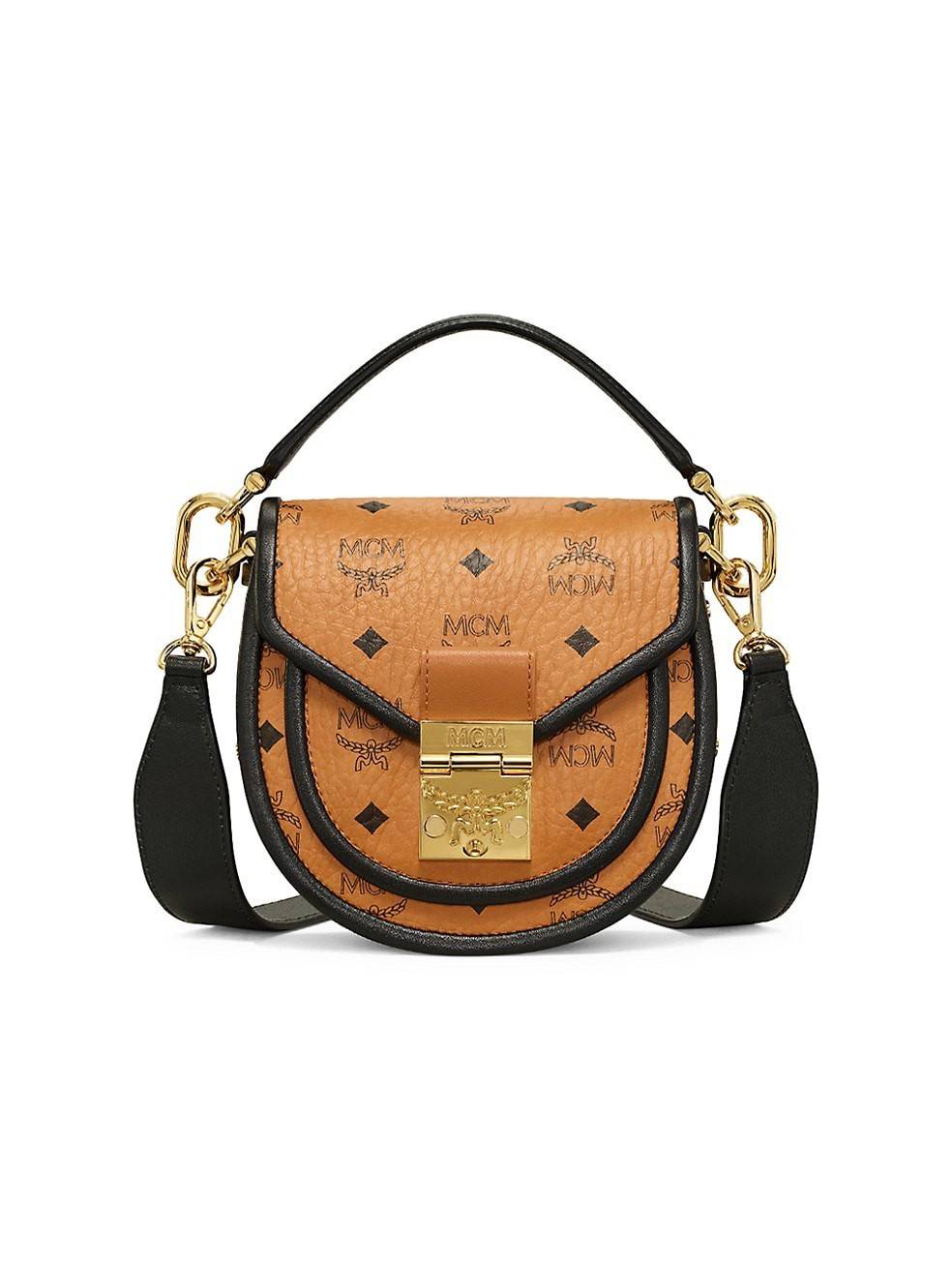 M.C.M MINI PATRICIA SHOULDER BAG IN VISETOS LEATHER BLOCK อัพเลเวลกระเป๋าของคุณด้วยไอเท็มนี้ไปเลยจ้า กระเป๋าสะพายทรง saddle ที่เก๋ไม่ซ้ำใคร ดีไซน์ขอบสีดำเพิ่มความยูนิค สวยสะดุดตา วัสดุหนังแคนวาสคุณภาพดี มาพร้อมสายสะพายหนังสีดำเรียบ และหูจับในตัว ทำให้ใช้ง