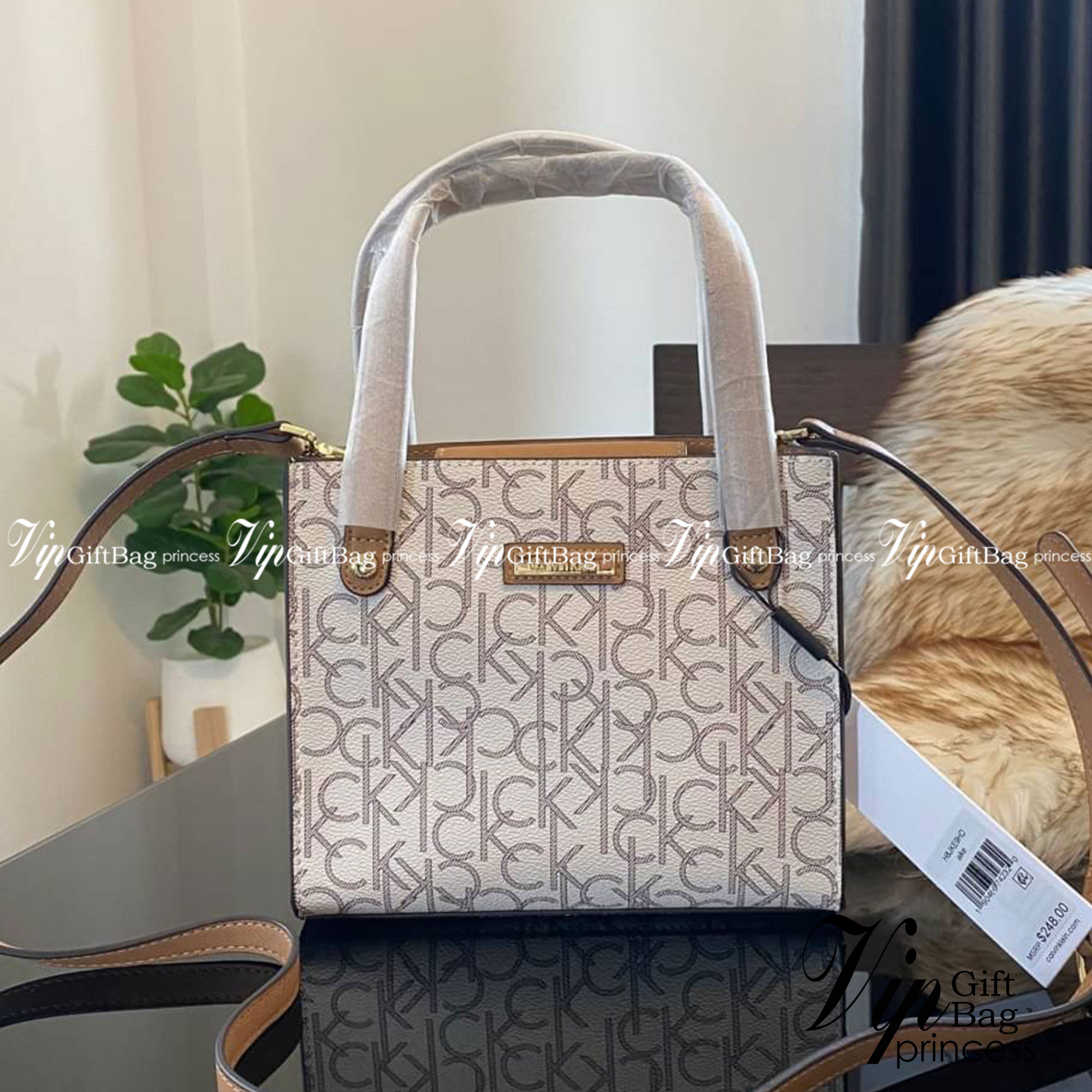 CALVIN KLEIN JEANS crossbody bag กระเป๋าถือหรือสะพาย ลายซิกเนเจอร์แบรนด์ทั้งใบ มีหูจับสำหรับถือ เปิด-ปิดกระเป๋าด้วยกระดุมแม่เหล็ก ด้านในโล่งกว้างมีช่องเล็กและช่องซิปสำหรับใส่ของจุกจิก ซับในลายแบรนด์อย่างดี มาพร้อมสายสะพายยาวปรับระดับได้ สามารถใช้ได้หลากหล