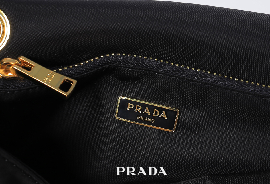 Prada Logo Shoulder bag / Prada Tessuto Nylon Chain Flap Bag กระเป๋าสะพายไหล่ หรือดึงเป็นสายยาวสะพายเป็น Crossbody เหมาะกับสาวๆสุดแซ่บมากๆๆเลยค่ะ วัสดุทำจากผ้าไนล่อน อะไหล่ทองทั้งใบ เปิด-ปิดด้วยกระดุมแม่เหล็ก ด้านหน้าประดับโลโก้แบรนด์ ด้านในแบ่งเป็น 1 ช่อ