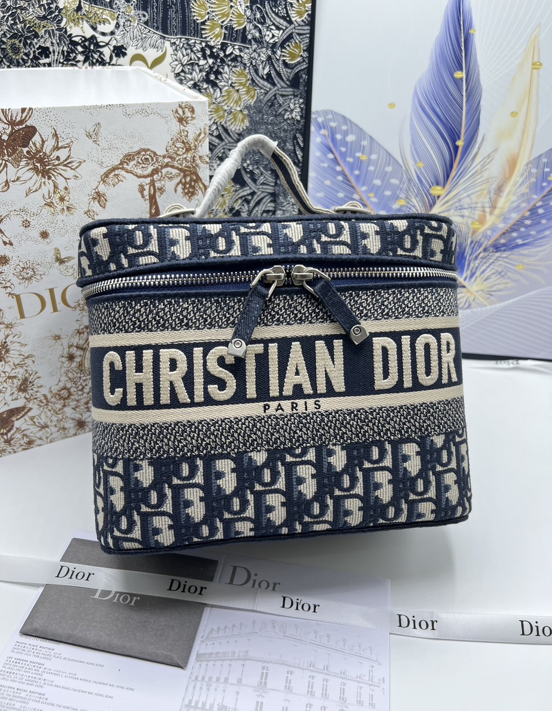 22cm Medium DiorTravel Vanity Case กระเป๋าใส่เครื่องสำอางใบกลาง จุของได้เยอะ มาพร้อมกับลวดลาย Oblique ปักอย่างประณีตและประดับด้วยสัญลักษณ์ Christian Dior Paris มาพร้อมสายสะพายและหูจับในตัว