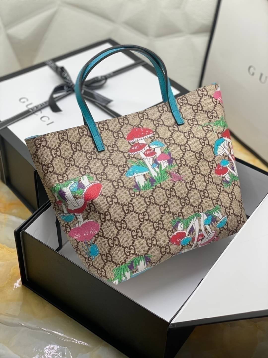 (รวมแบบ) หนังแท้ GUCCI Animal-Friendly Gucci Kid GG Supreme Tote Bag ลายใหม่น่ารักมากเลยค่าา งานหนังแท้ทรงตั้งสวย ขนาดกะทัดรัด จุของได้เยอะ ใช้ได้ทั้งเด็กและผู้ใหญ่ น่ารักมากค่ะ