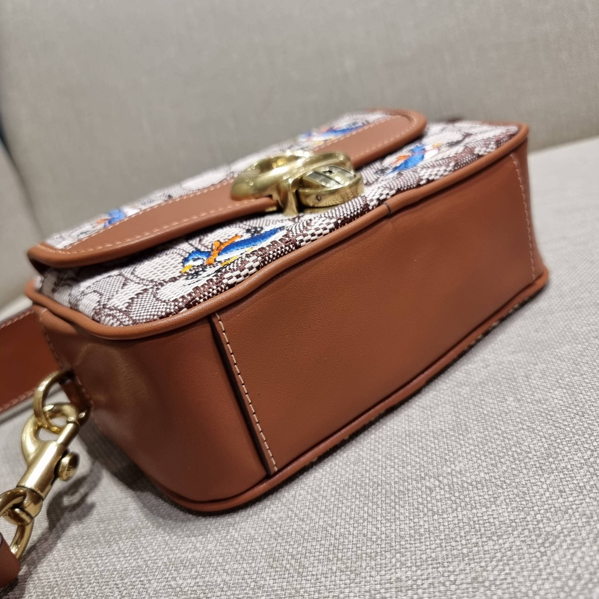 COACH C7764 STUDIO CAMERA BAG 19 IN SIGNATURE TEXTILE JACQUARD WITH CREATURES น้องเล็กใหม่สุดอีกหนึ่ง!! ขนาดเล็กกะทัดรัด มาแบบเลิศๆหรูๆมากแม่ พร้อมเทกเจอร์สุดคิ้วท์!! กระเป๋าสะพายข้างลุคไฮน์ ที่ดีไซน์ออกมาได้ปัง และดูแพงมากๆ ด้วยดีเทลคลาสสิคผสานความเป็นเอ